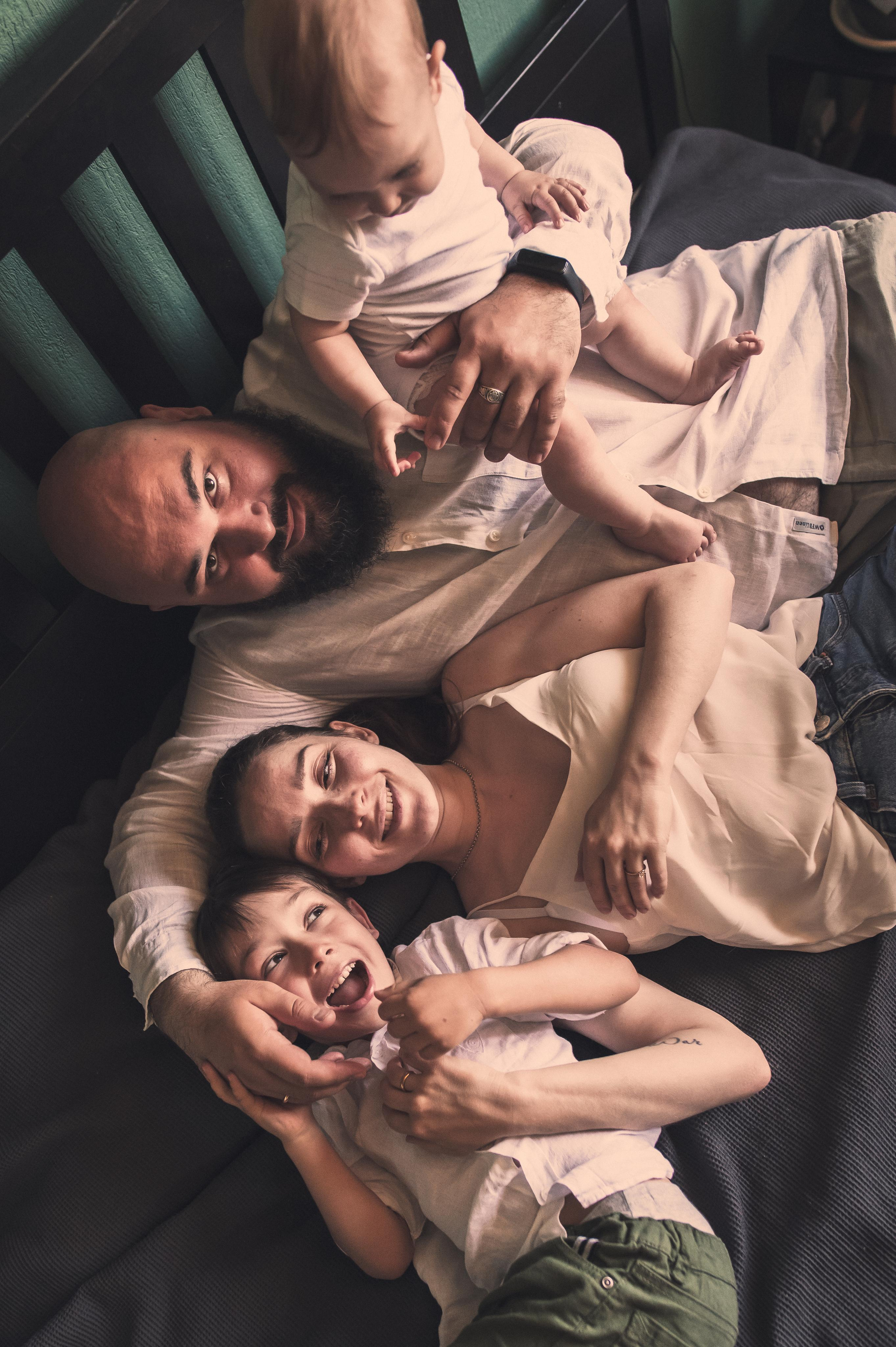 Домашняя фотосессия с зелёными стенами. Семейный фотограф. Lifestyle. Москва. Анастасия Михайлова