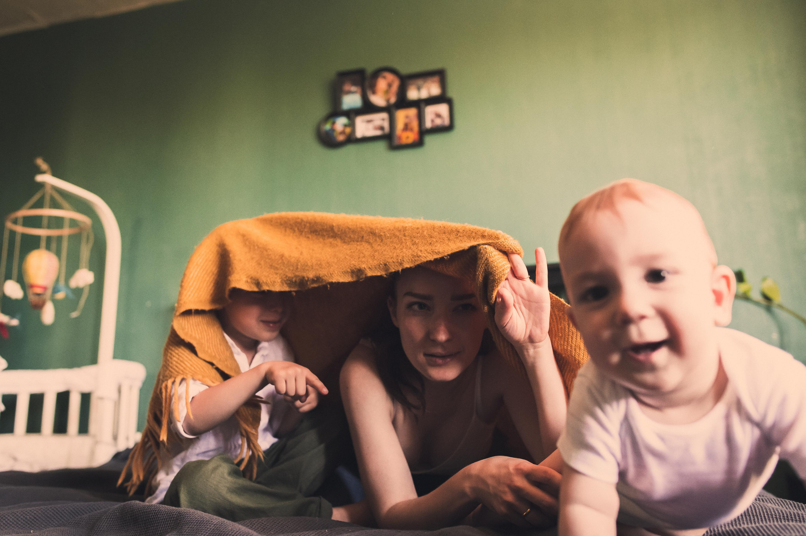 Домашняя фотосессия с зелёными стенами. Семейный фотограф. Lifestyle. Москва. Анастасия Михайлова