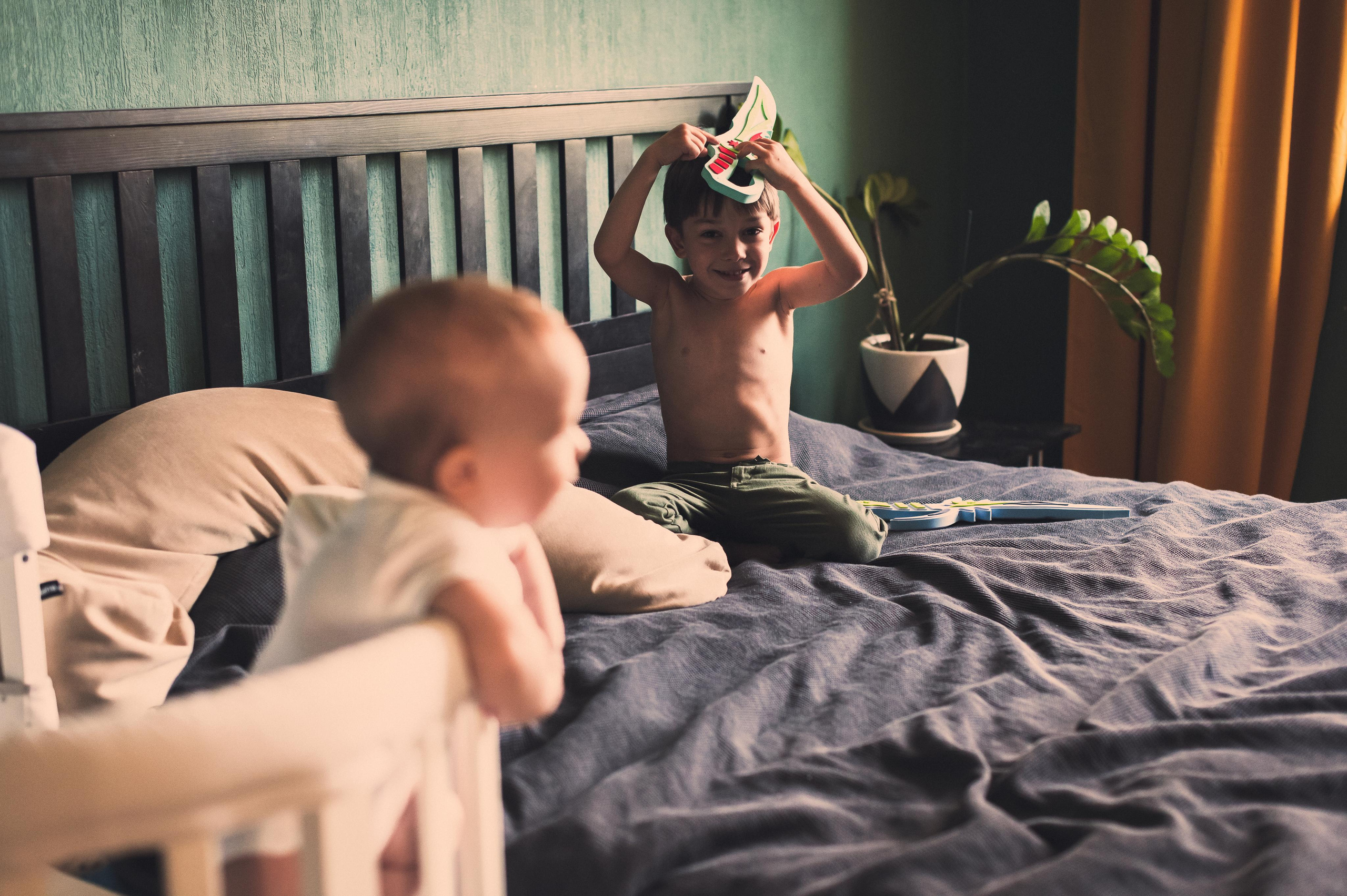 Домашняя фотосессия с зелёными стенами. Семейный фотограф. Lifestyle. Москва. Анастасия Михайлова