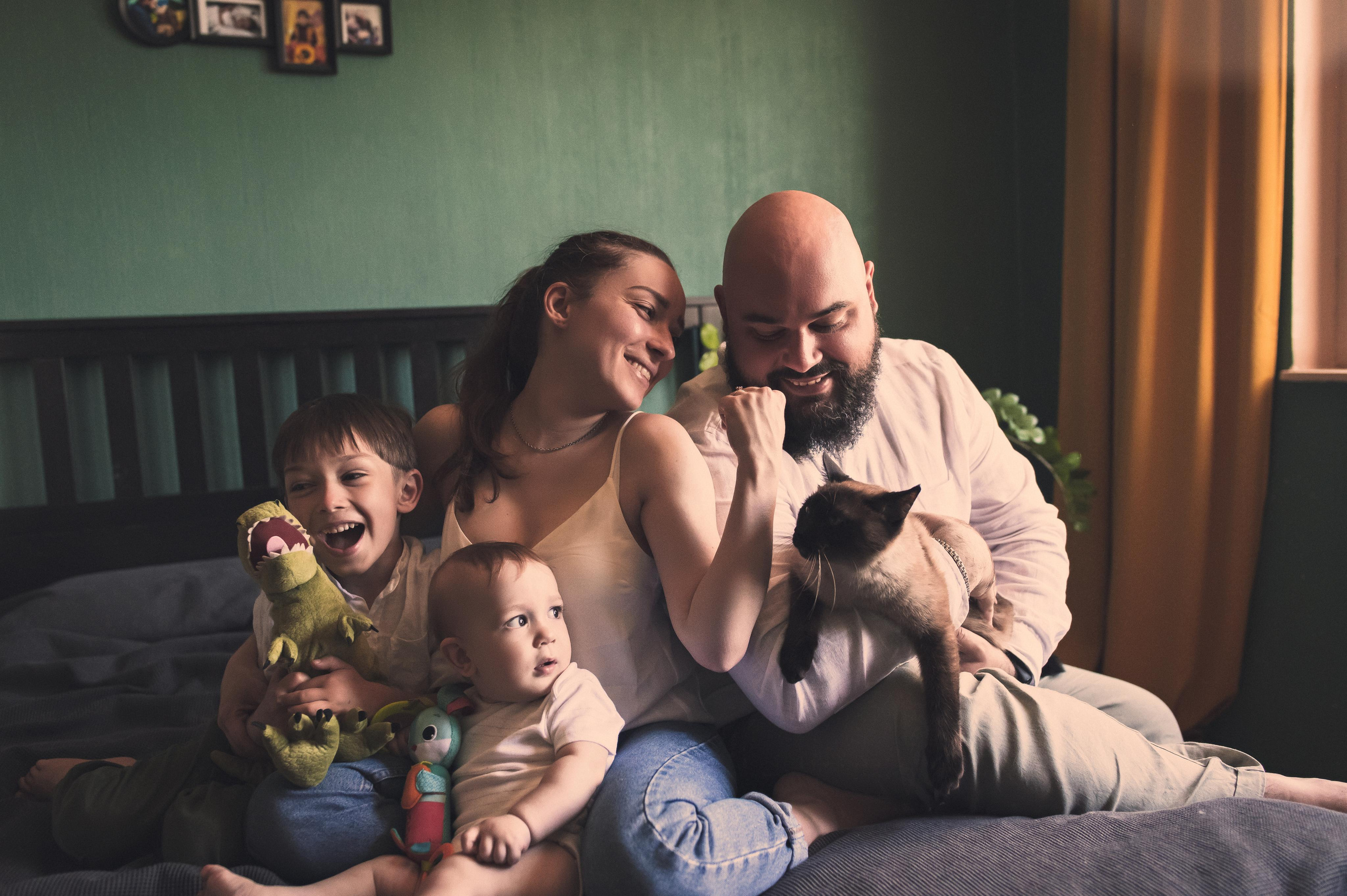 Домашняя фотосессия с зелёными стенами. Семейный фотограф. Lifestyle. Москва. Анастасия Михайлова