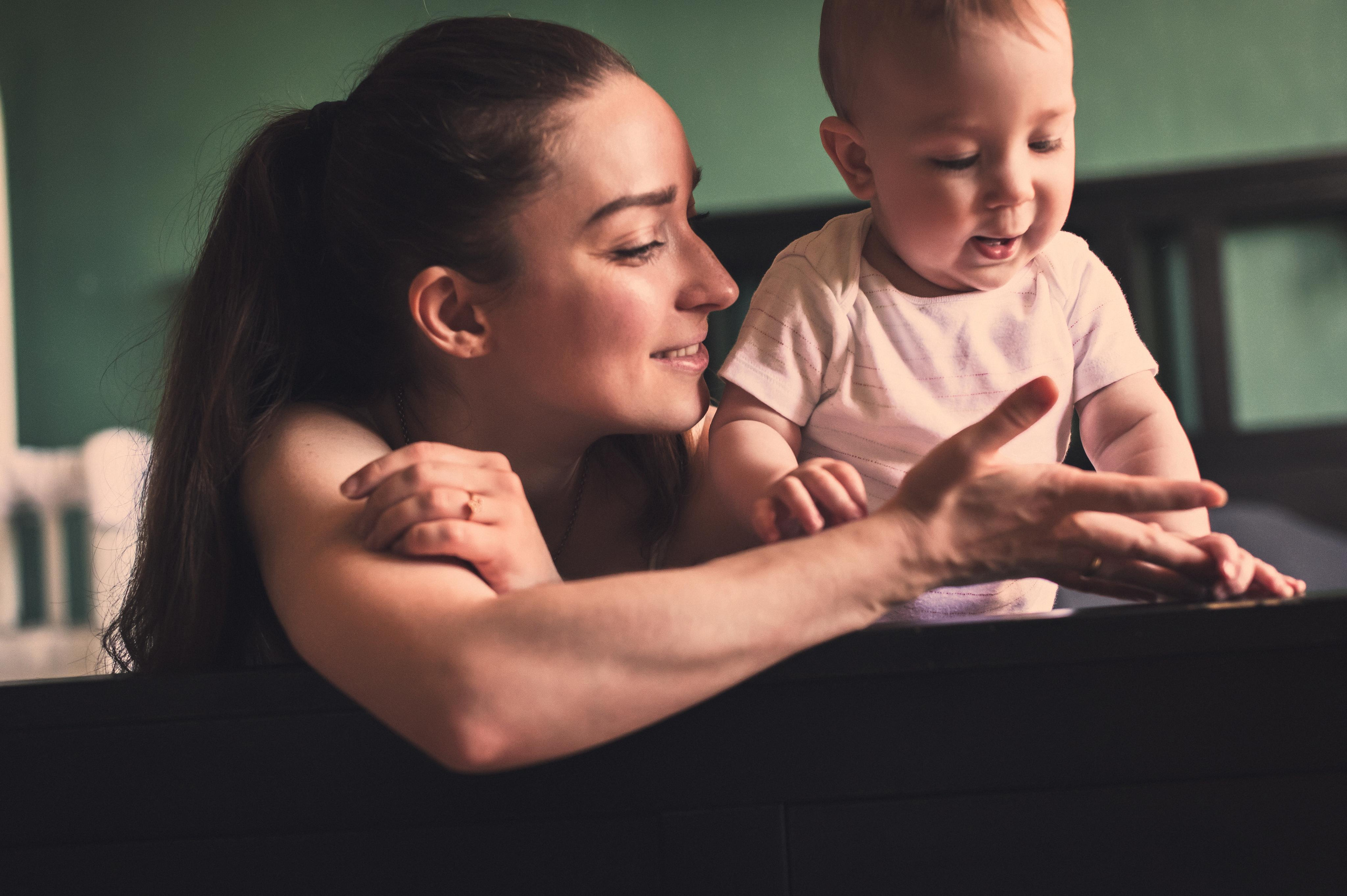 Домашняя фотосессия с зелёными стенами. Семейный фотограф. Lifestyle. Москва. Анастасия Михайлова