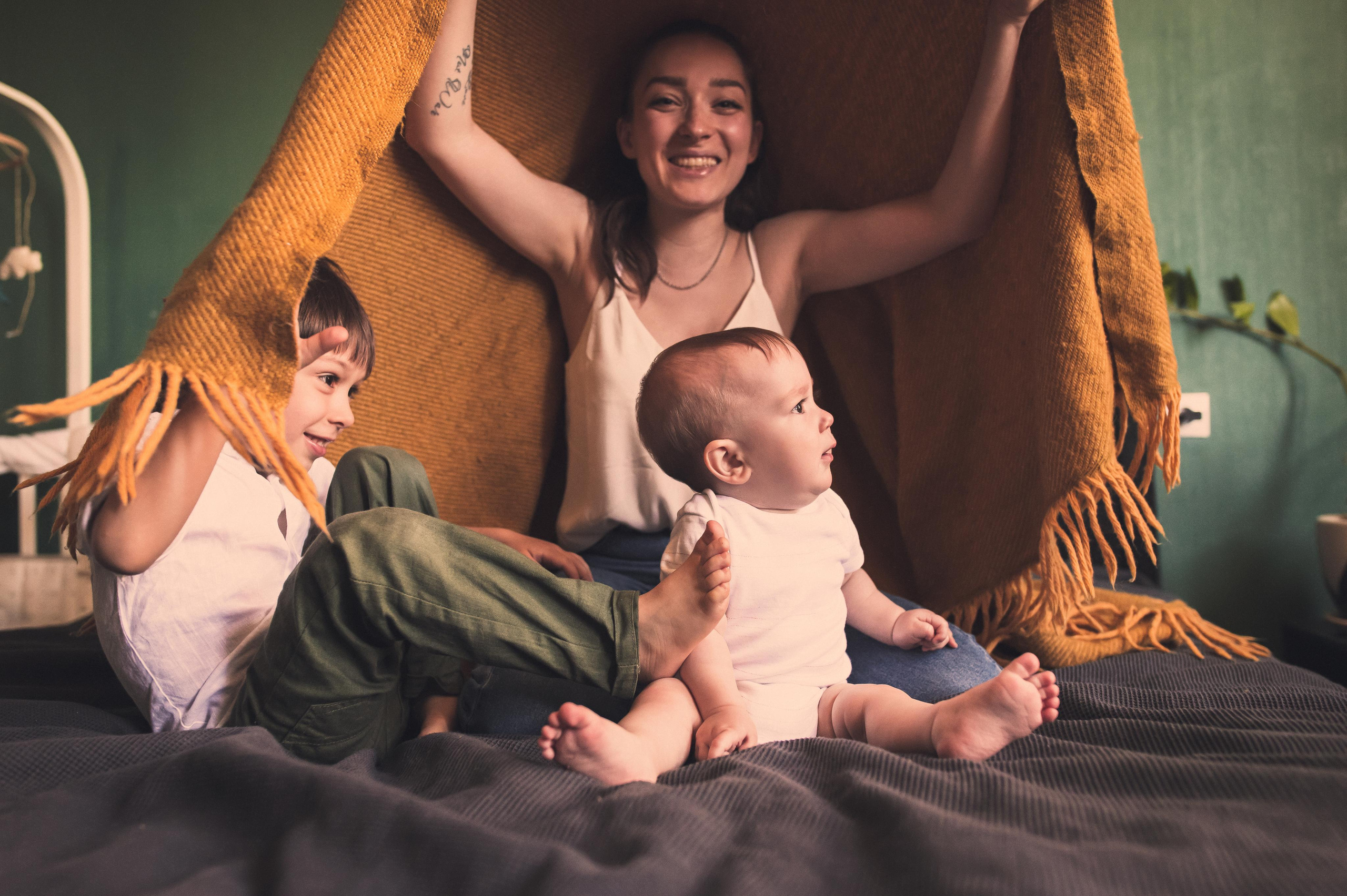 Домашняя фотосессия с зелёными стенами. Семейный фотограф. Lifestyle. Москва. Анастасия Михайлова