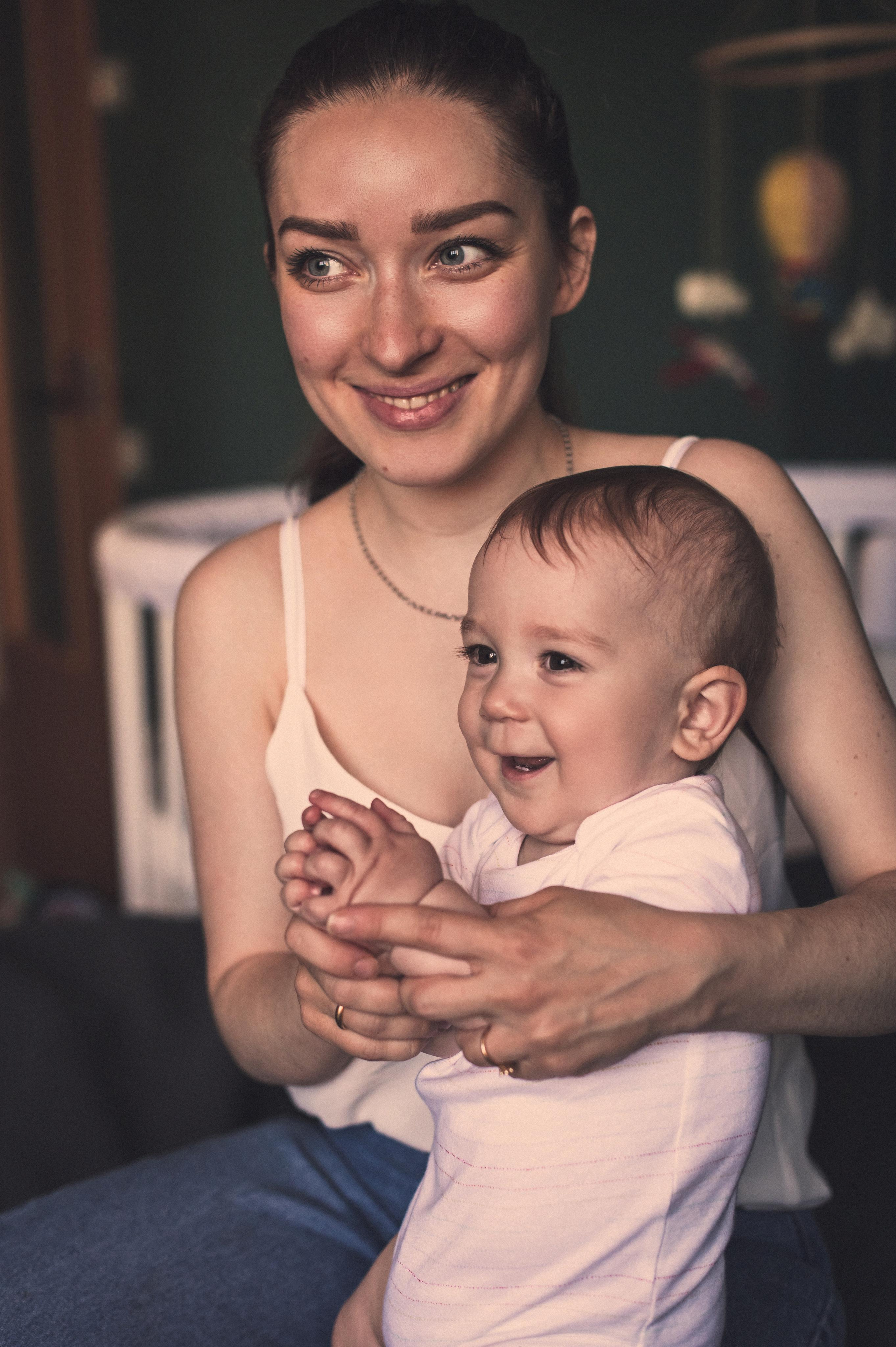 Домашняя фотосессия с зелёными стенами. Семейный фотограф. Lifestyle. Москва. Анастасия Михайлова