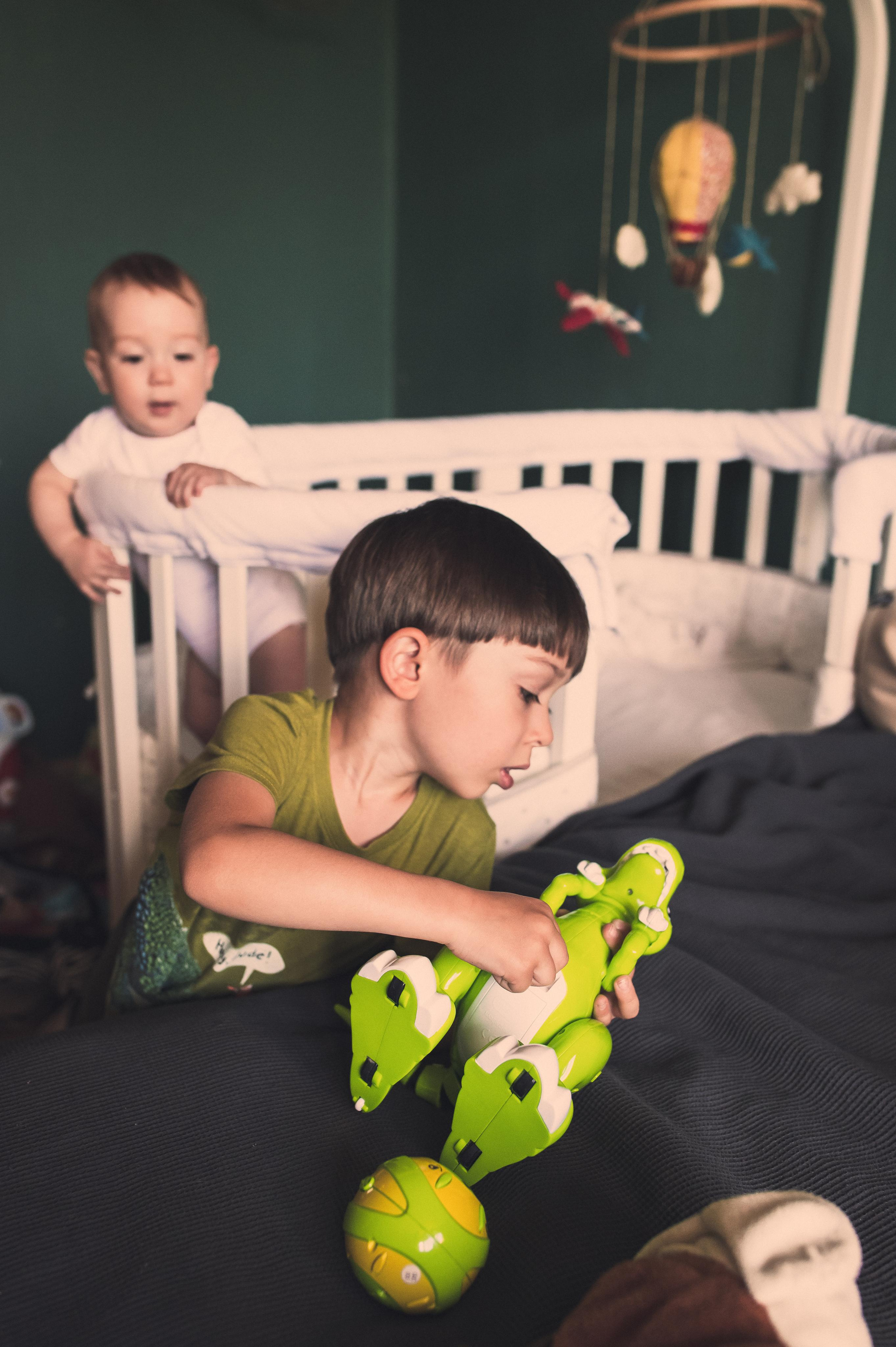 Домашняя фотосессия с зелёными стенами. Семейный фотограф. Lifestyle. Москва. Анастасия Михайлова