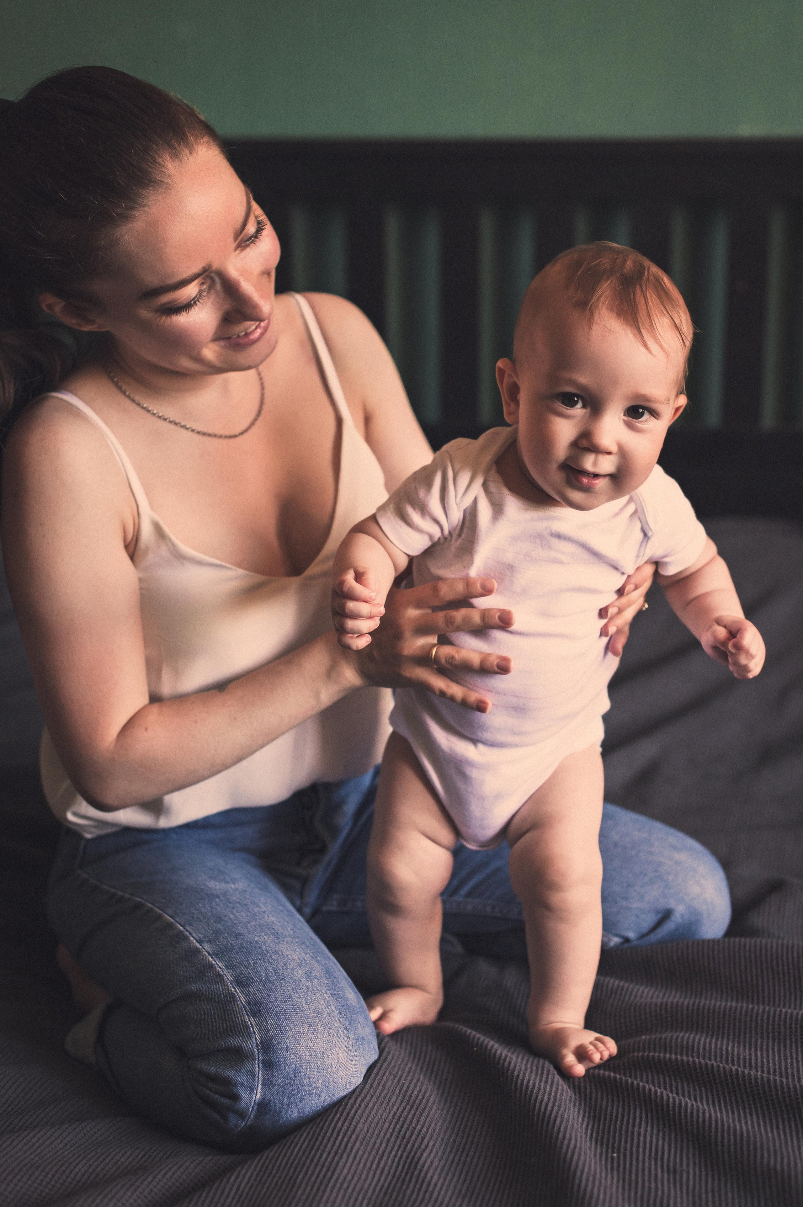 Домашняя фотосессия с зелёными стенами. Семейный фотограф. Lifestyle. Москва. Анастасия Михайлова