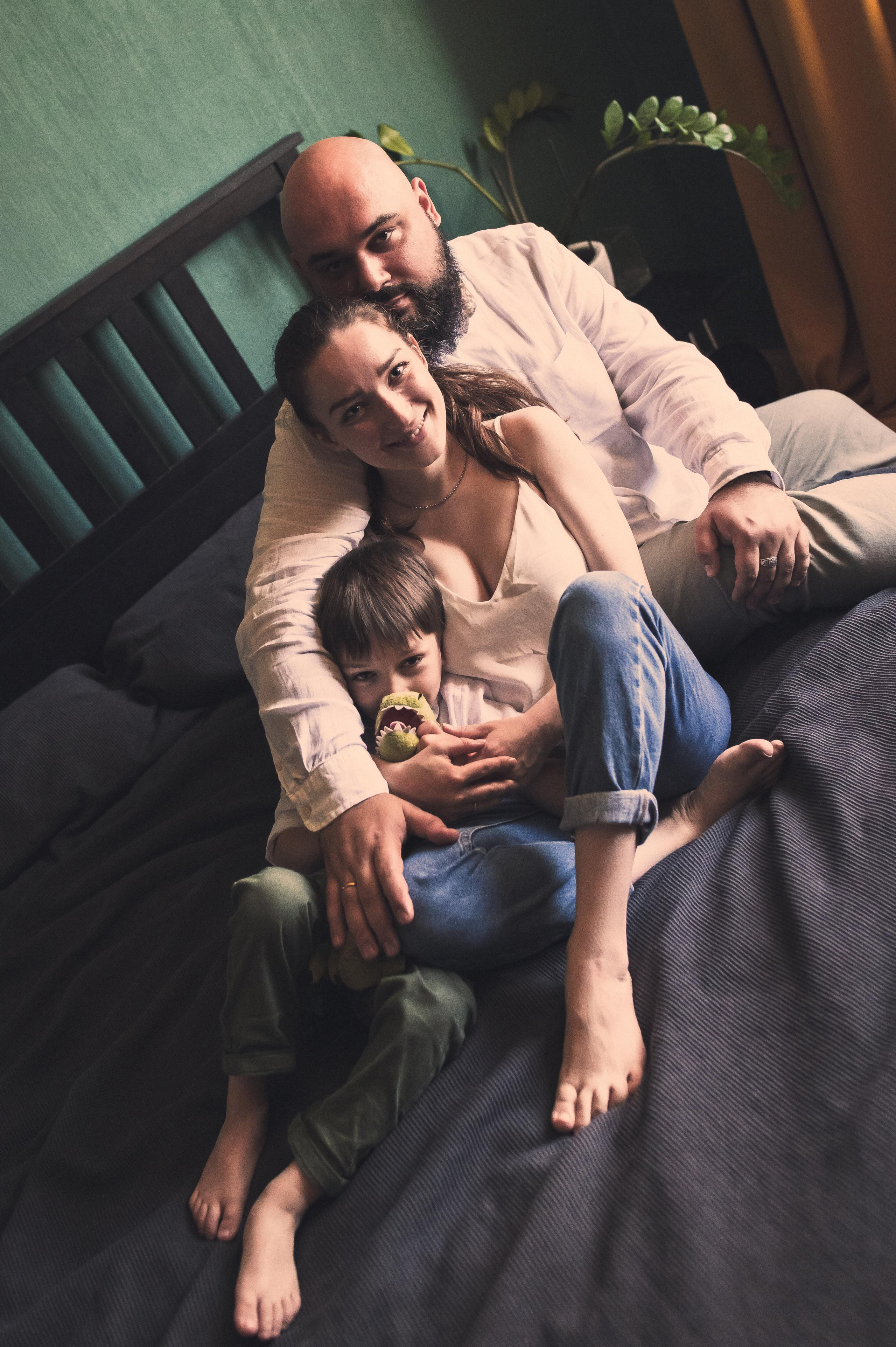 Домашняя фотосессия с зелёными стенами. Семейный фотограф. Lifestyle. Москва. Анастасия Михайлова