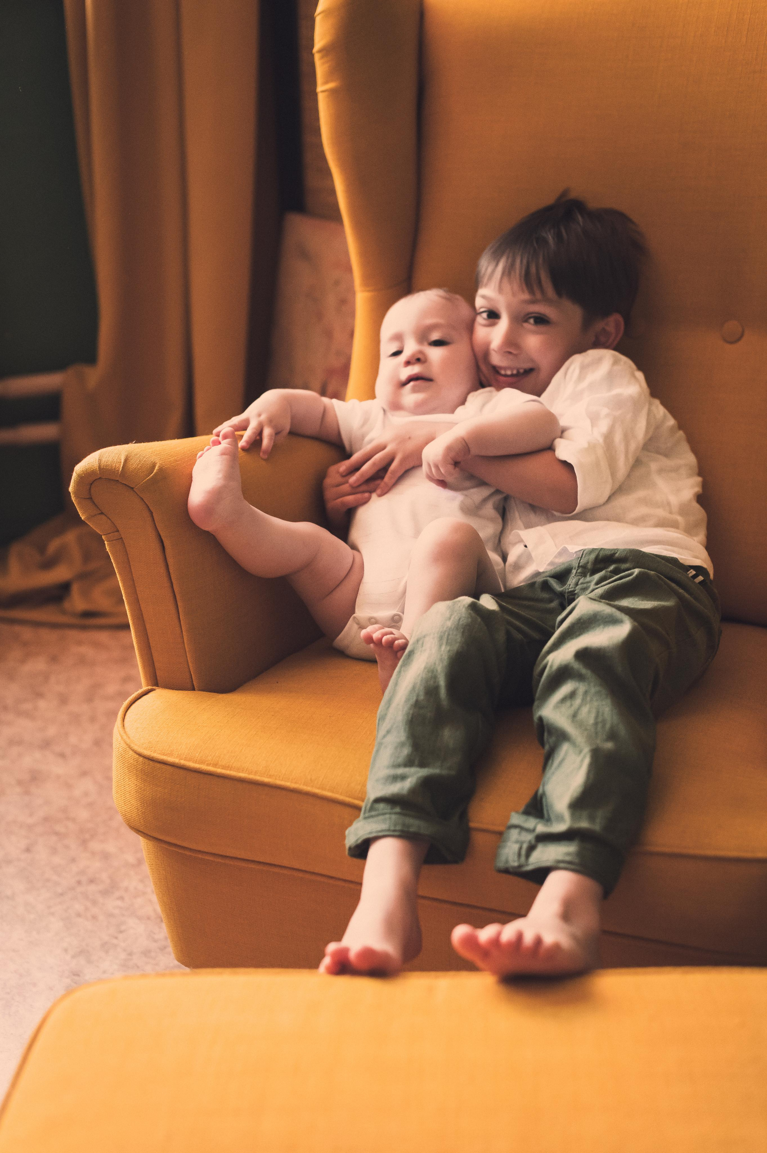 Домашняя фотосессия с зелёными стенами. Семейный фотограф. Lifestyle. Москва. Анастасия Михайлова