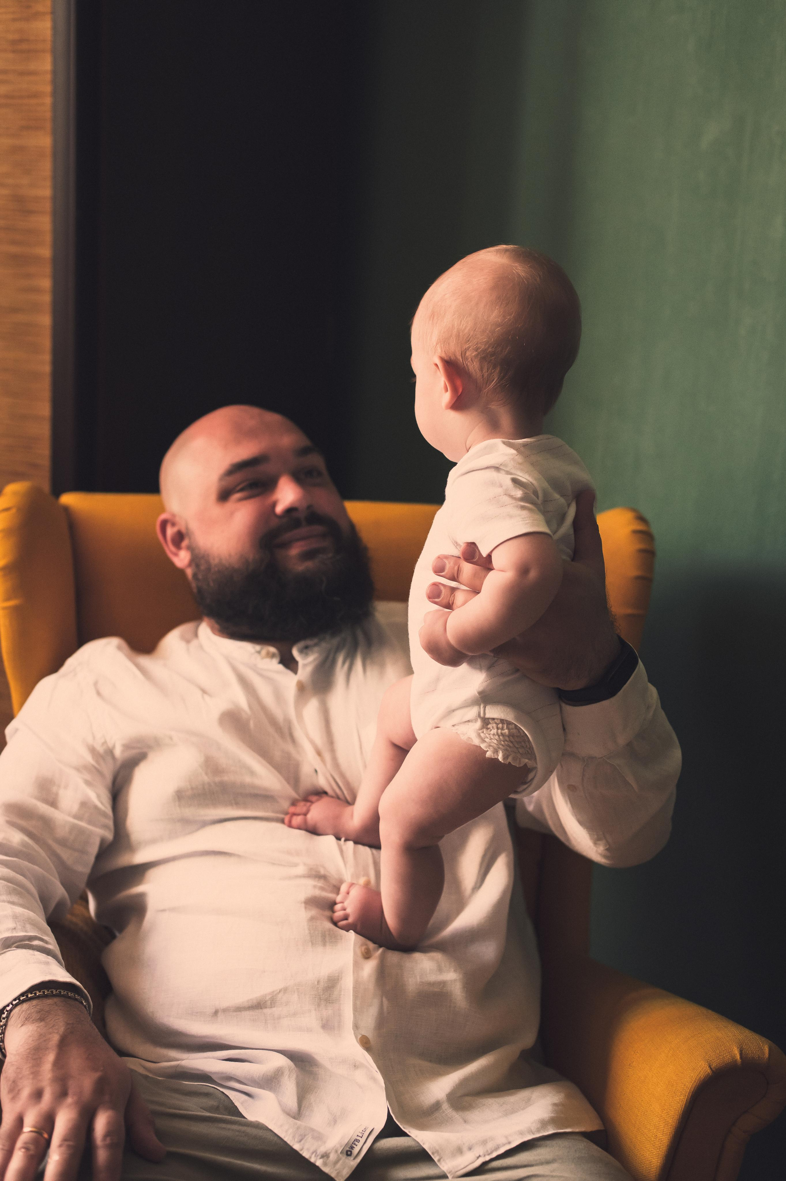 Домашняя фотосессия с зелёными стенами. Семейный фотограф. Lifestyle. Москва. Анастасия Михайлова