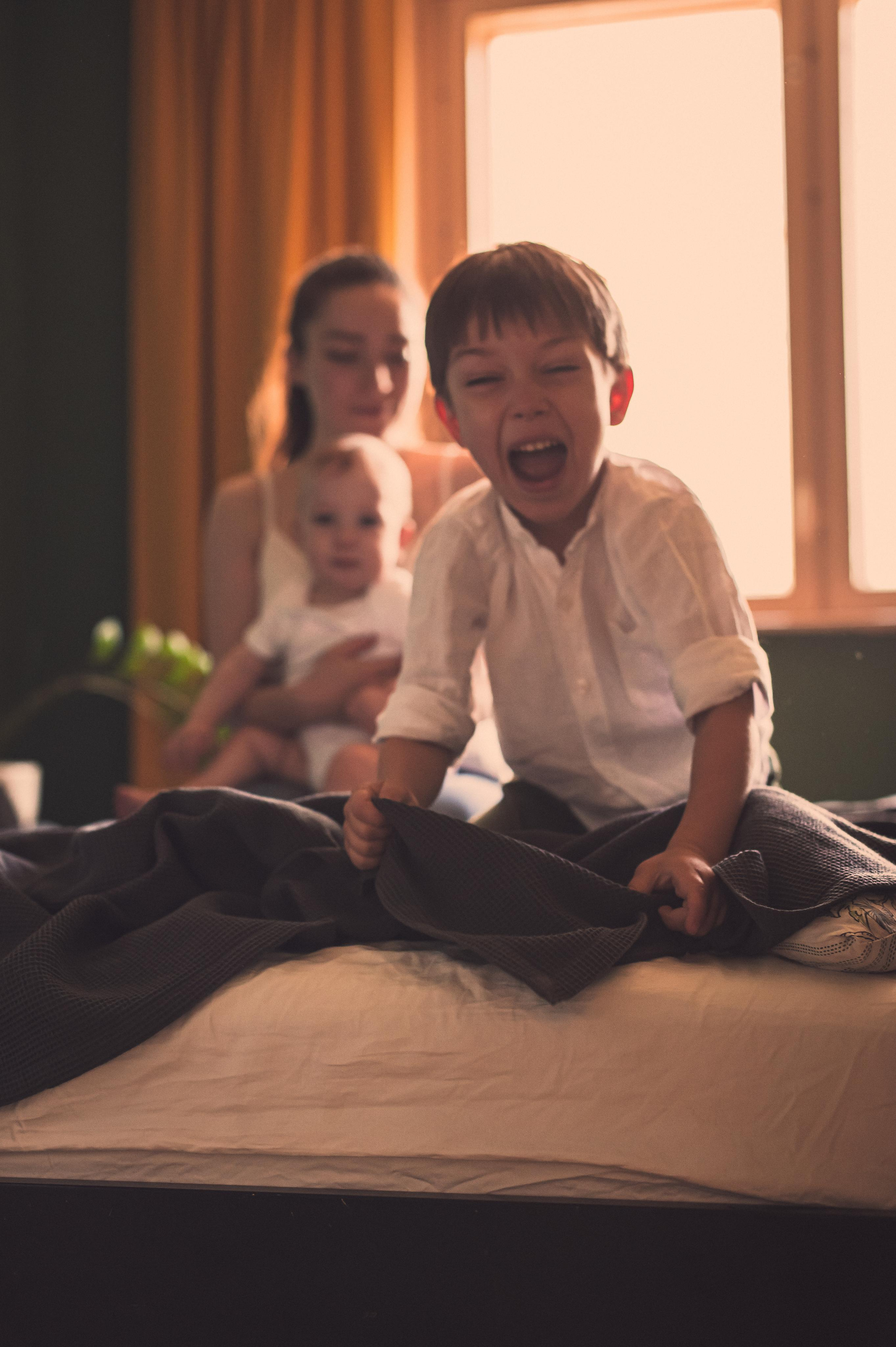 Домашняя фотосессия с зелёными стенами. Семейный фотограф. Lifestyle. Москва. Анастасия Михайлова