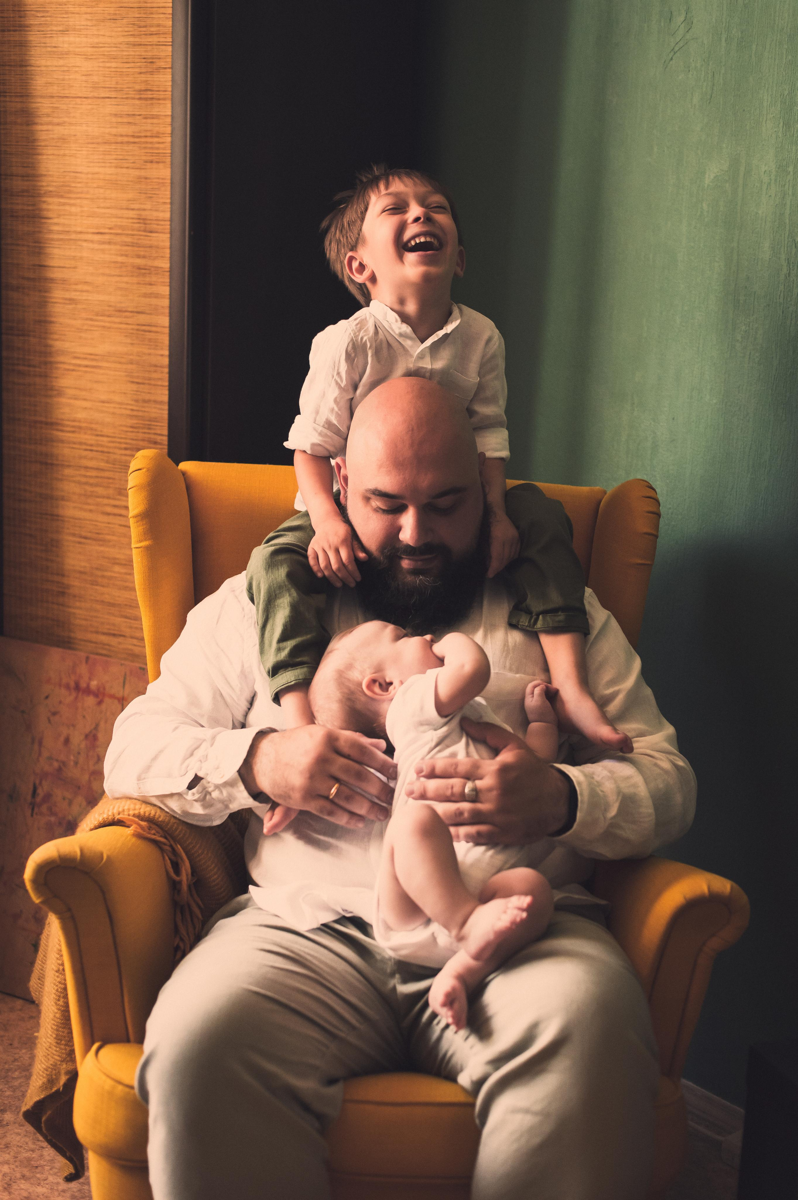 Домашняя фотосессия с зелёными стенами. Семейный фотограф. Lifestyle. Москва. Анастасия Михайлова