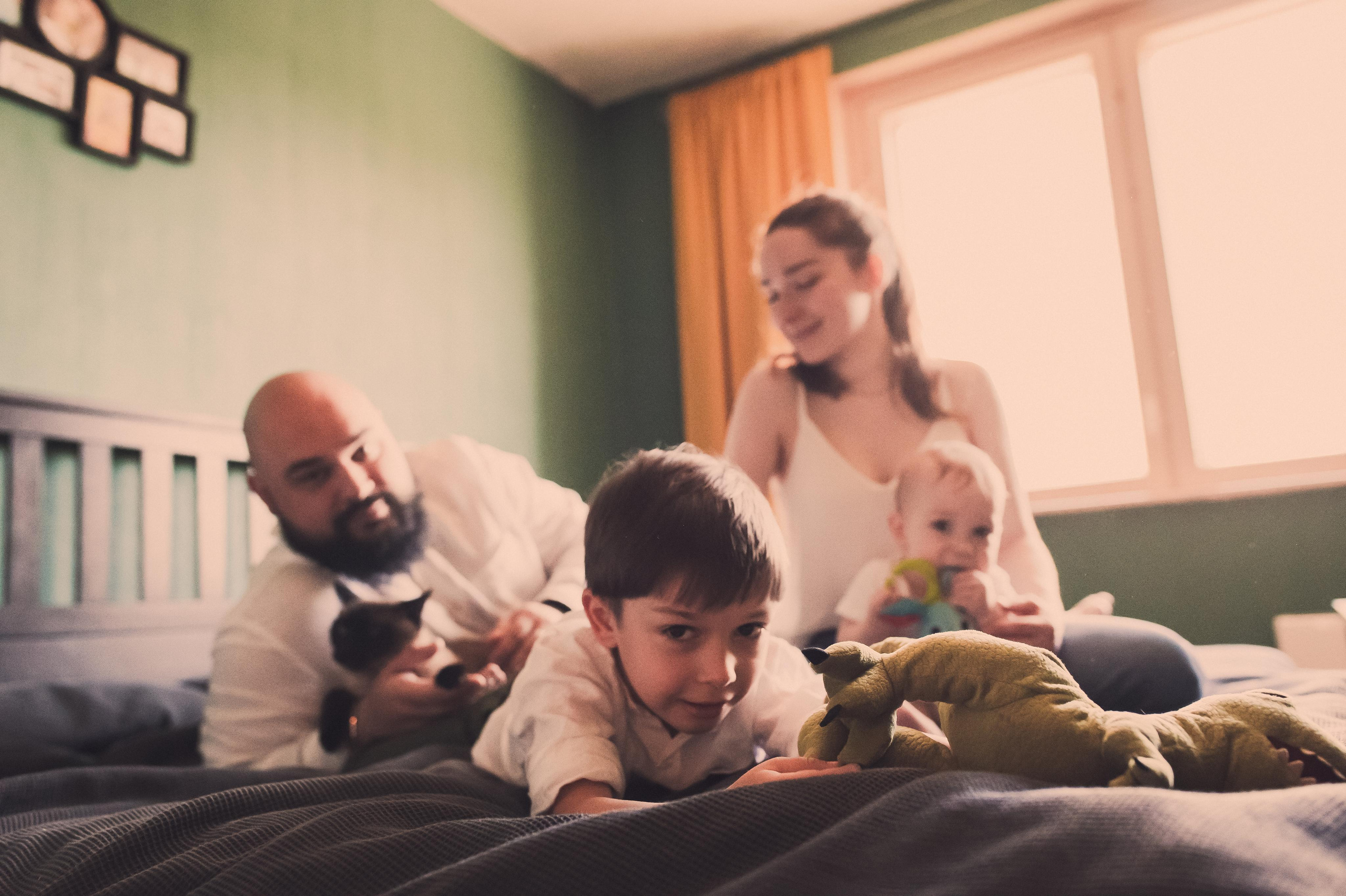 Домашняя фотосессия с зелёными стенами. Семейный фотограф. Lifestyle. Москва. Анастасия Михайлова