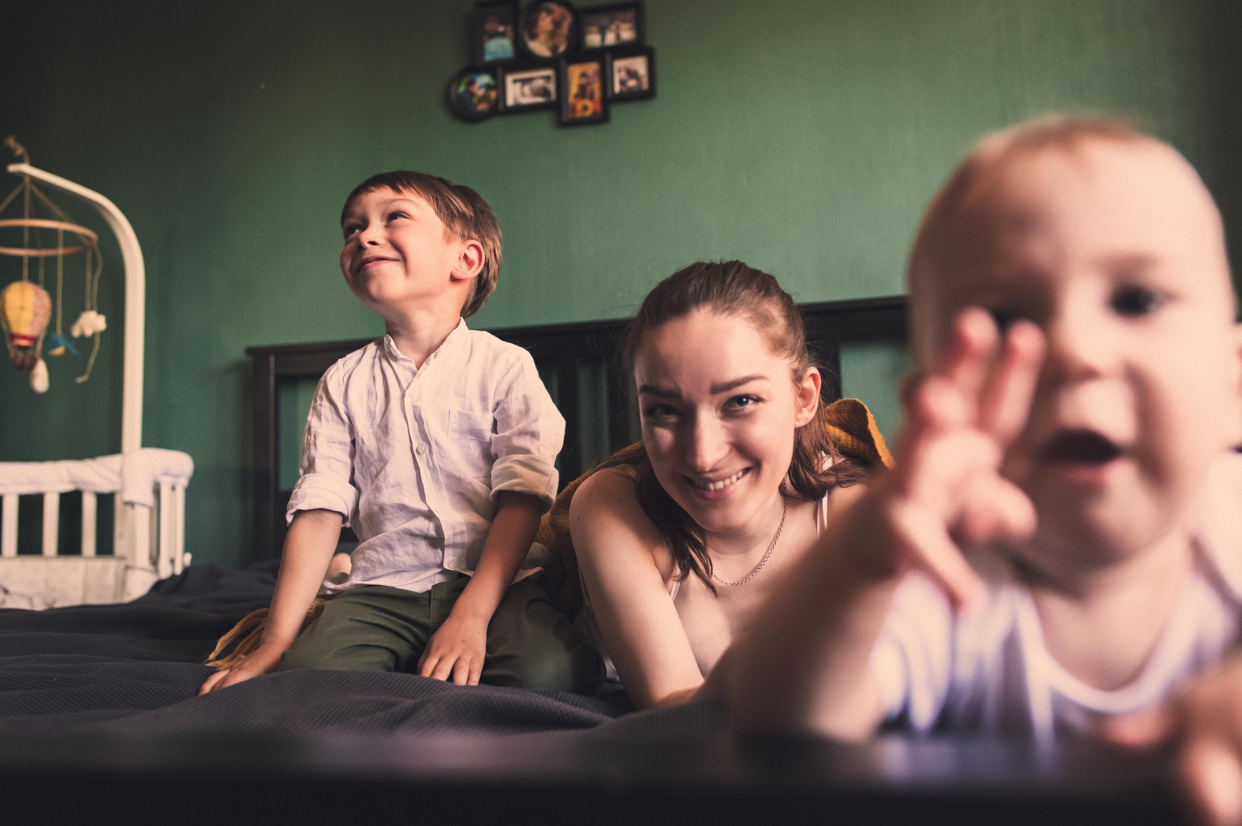 Домашняя фотосессия с зелёными стенами. Семейный фотограф. Lifestyle. Москва. Анастасия Михайлова