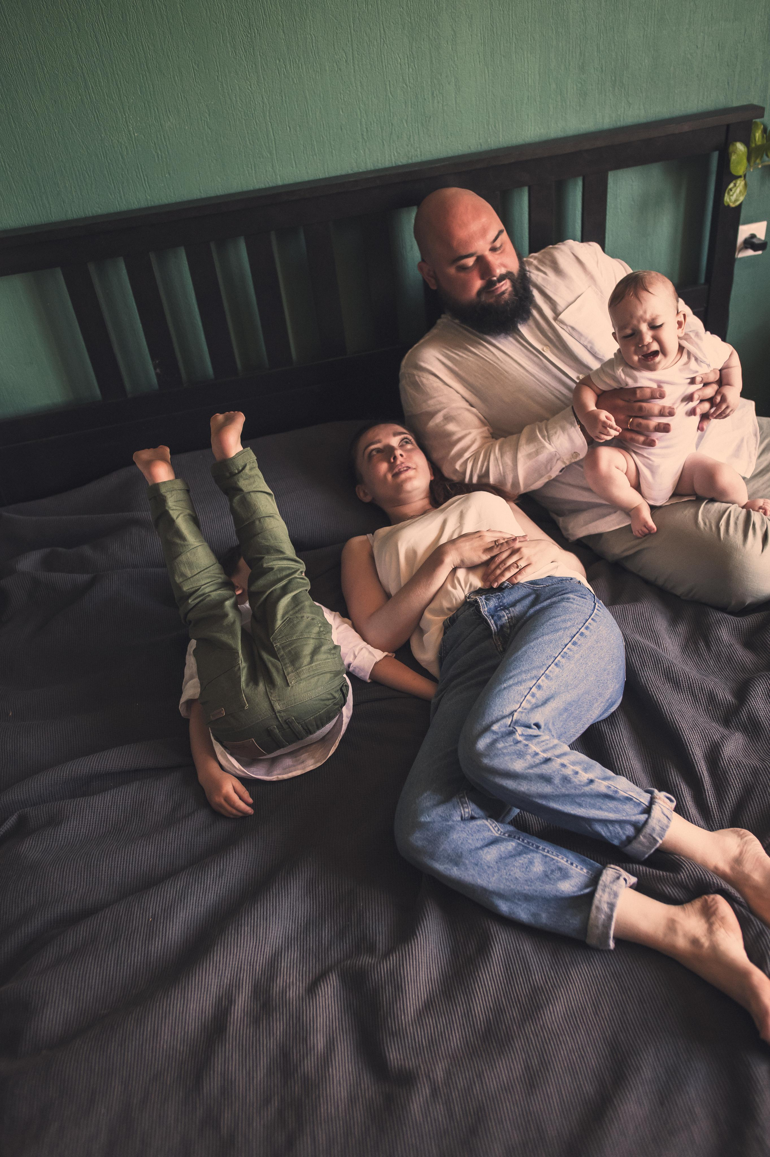 Домашняя фотосессия с зелёными стенами. Семейный фотограф. Lifestyle. Москва. Анастасия Михайлова