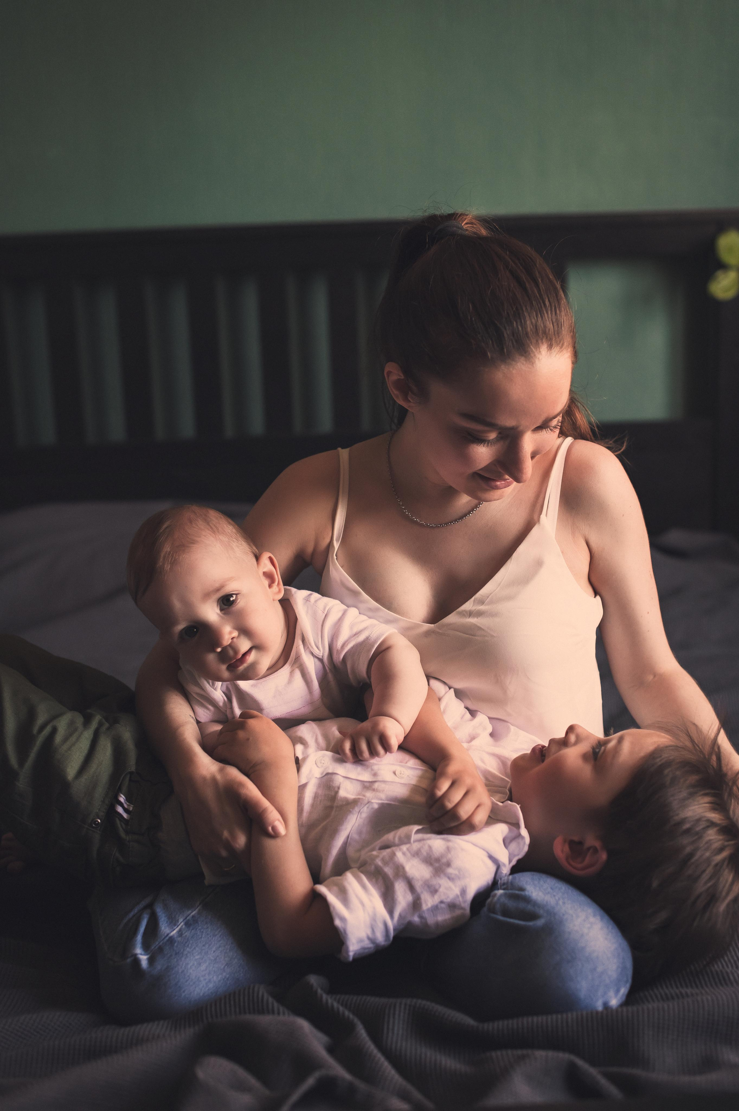 Домашняя фотосессия с зелёными стенами. Семейный фотограф. Lifestyle. Москва. Анастасия Михайлова