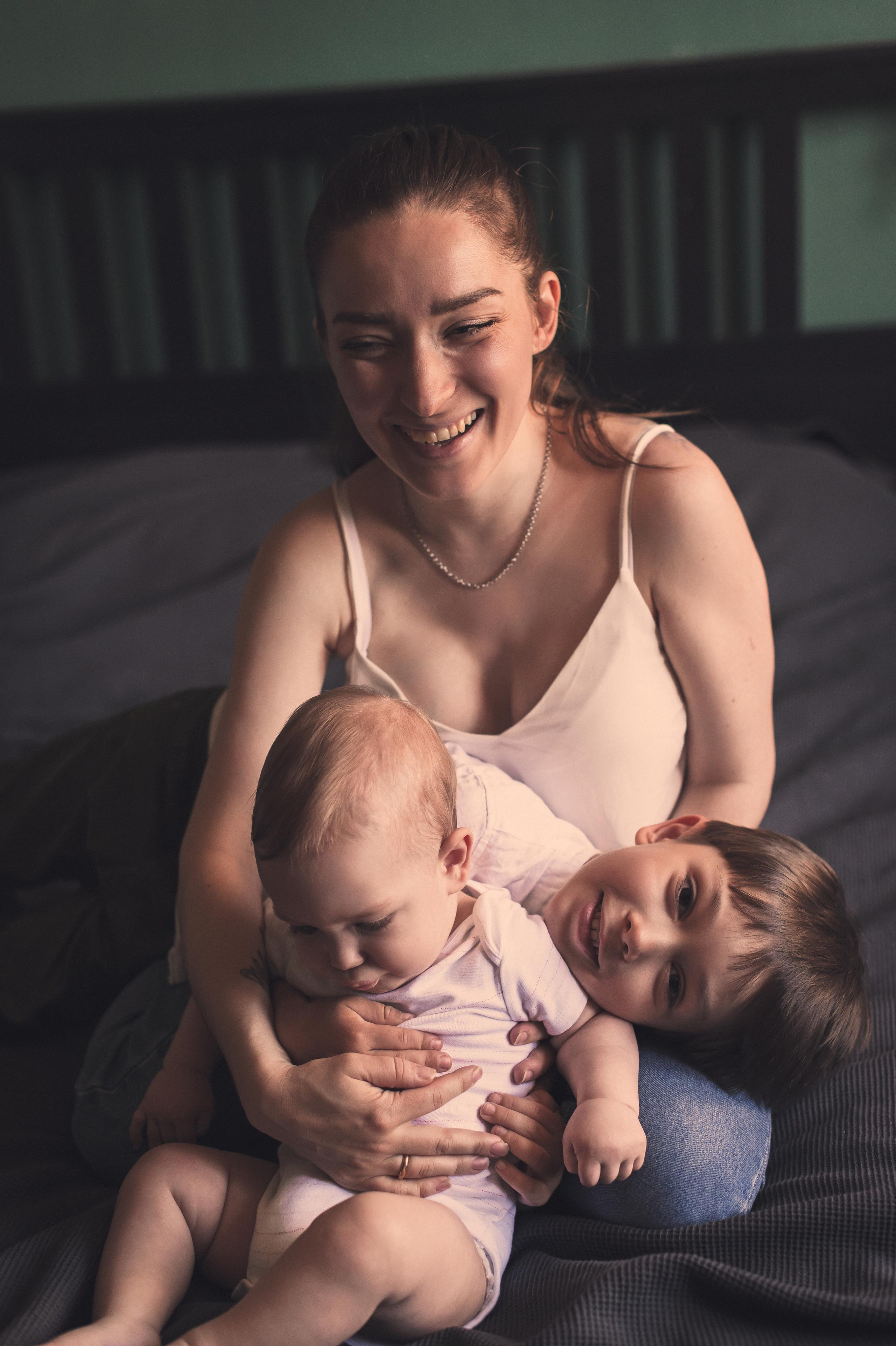 Домашняя фотосессия с зелёными стенами. Семейный фотограф. Lifestyle. Москва. Анастасия Михайлова