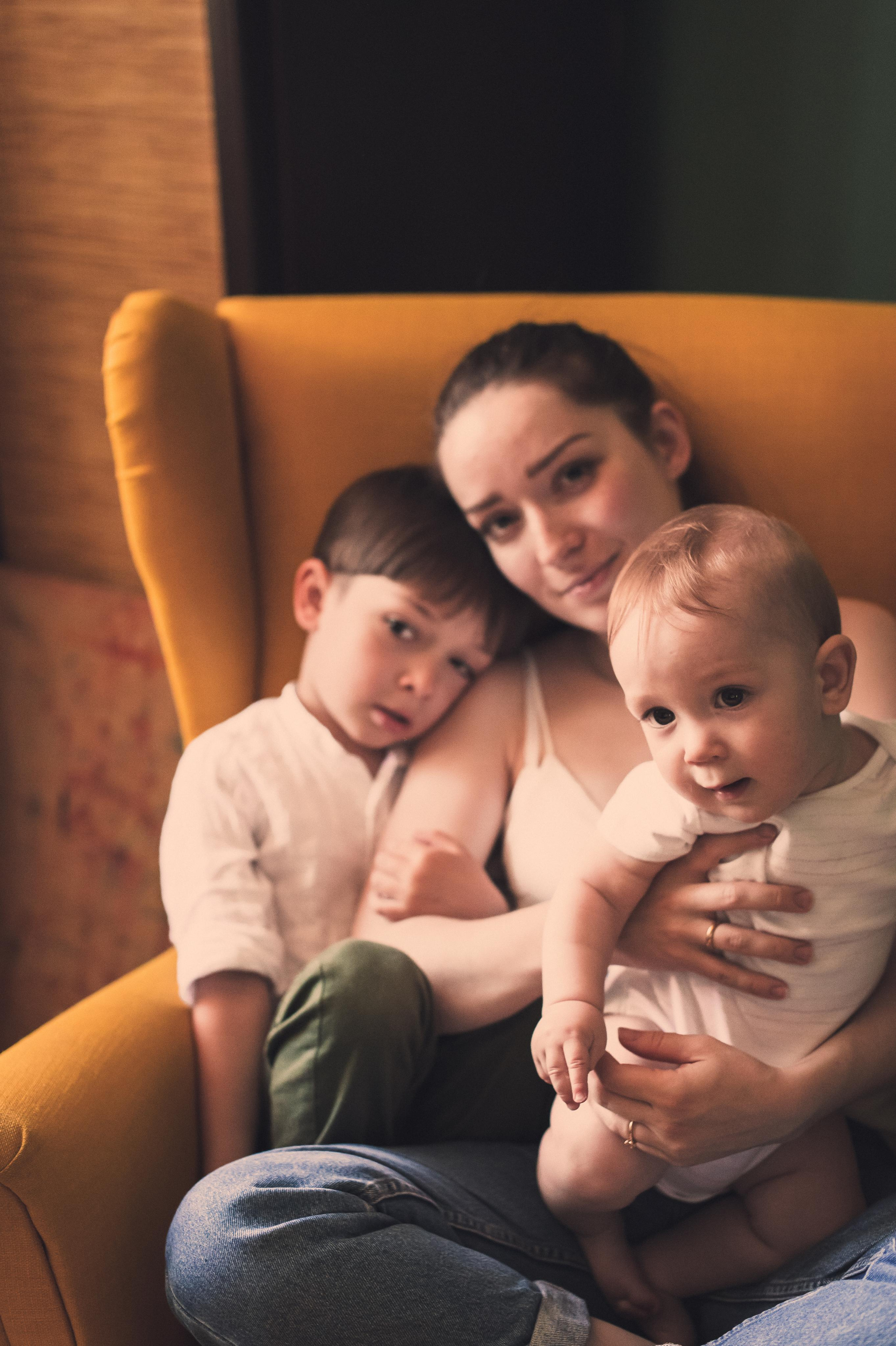 Домашняя фотосессия с зелёными стенами. Семейный фотограф. Lifestyle. Москва. Анастасия Михайлова