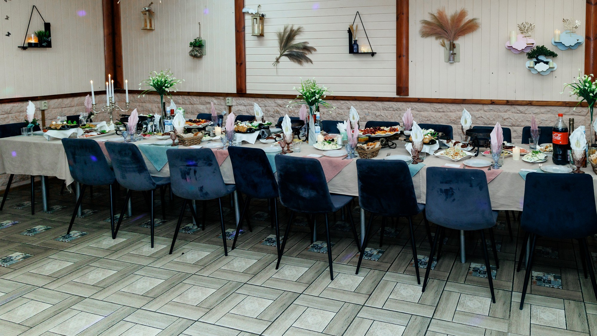 Илья и Виктория свадебный банкет в кафе. Свадебный и семейный фотограф в г. Волхов Алексей Кочерыжкин