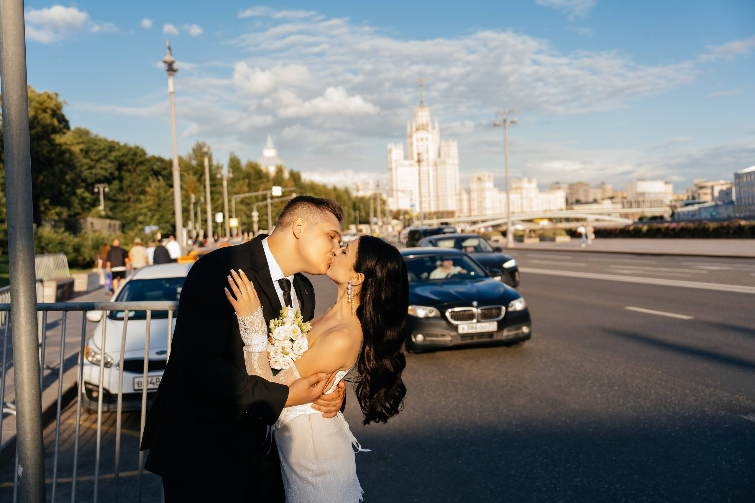 Свадебная фотосессия в Москве у высотки на Котельнической набережной. Свадебный фотограф в Москве Анна Полушина