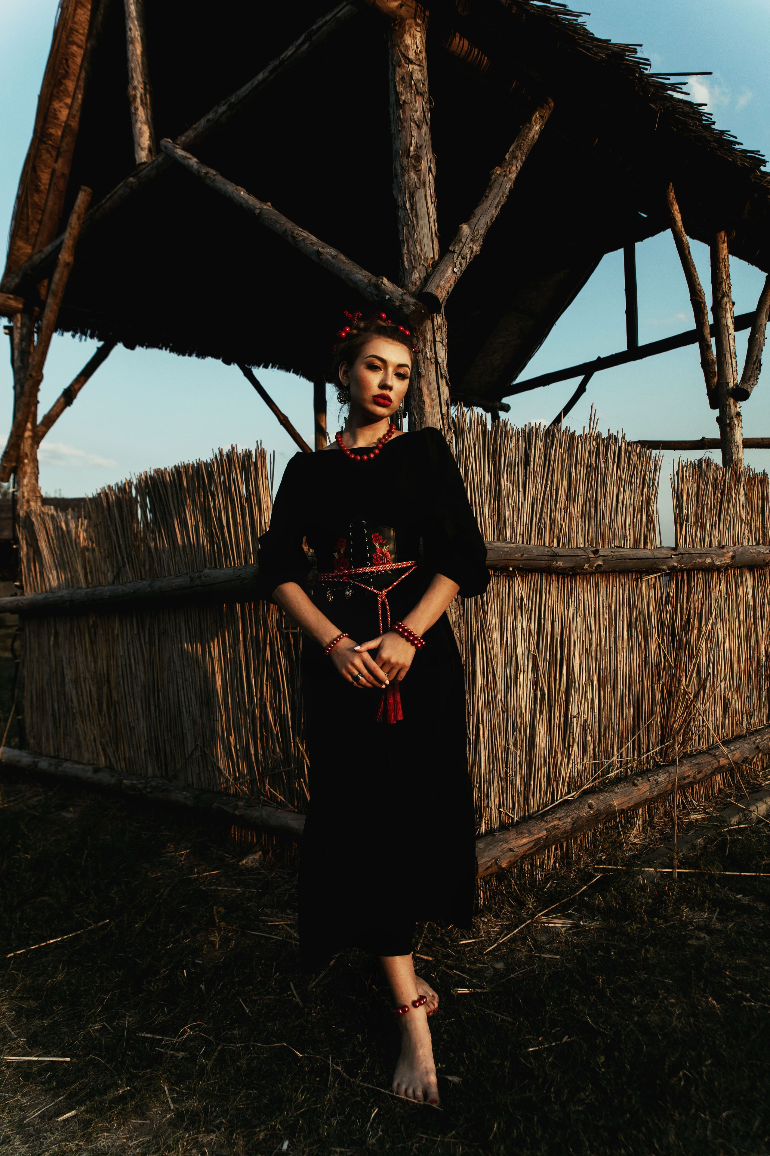 Завораживающая красота русской зимы оживает в этой фотосессии.  Перед Вами предстаёт не просто девушка, а воплощение древнего славянского духа, хранительница тайн лесов и полей.  В её образе –  тонкая работа визажиста и стилиста,  создавших  аутентичный  костюм и макияж,  переносящие нас в мир  сказок и легенд.  Каждая деталь, от вышивки на сарафане до плетения в косах,  продумана до мелочей,  подчеркивая  мистическую  атмосферу.  Мастерство профессионального фотографа запечатлело не только внешнее очарование модели, но и  глубокий  внутренний мир,  пробуждающий  чувство  волшебства и  неповторимости  русской культуры.  Фотография – это  окно  в  сказку,  в  сердце  старинной  Руси,  где  живут  легенды  и  пробуждается  магия.