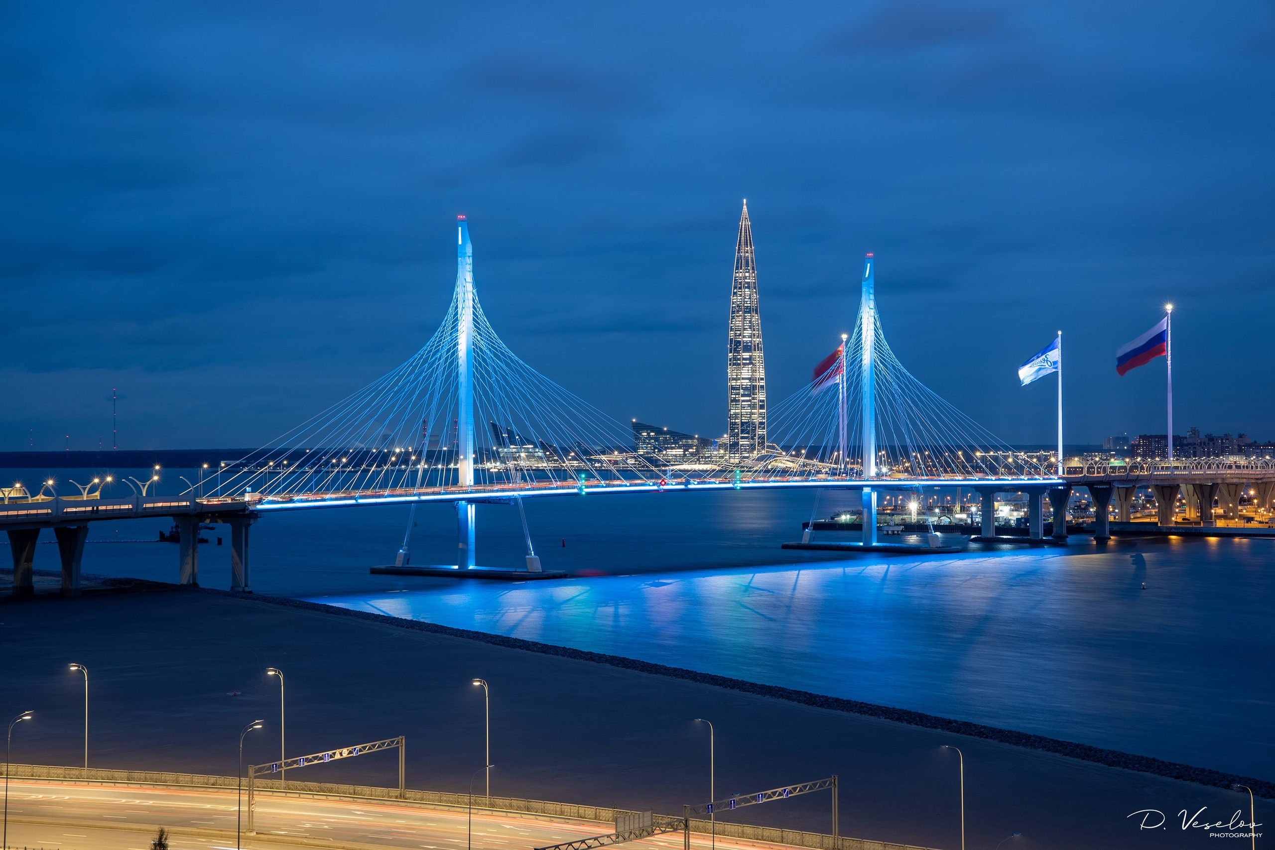 Лахта на фоне Вантового моста через Петровский канал