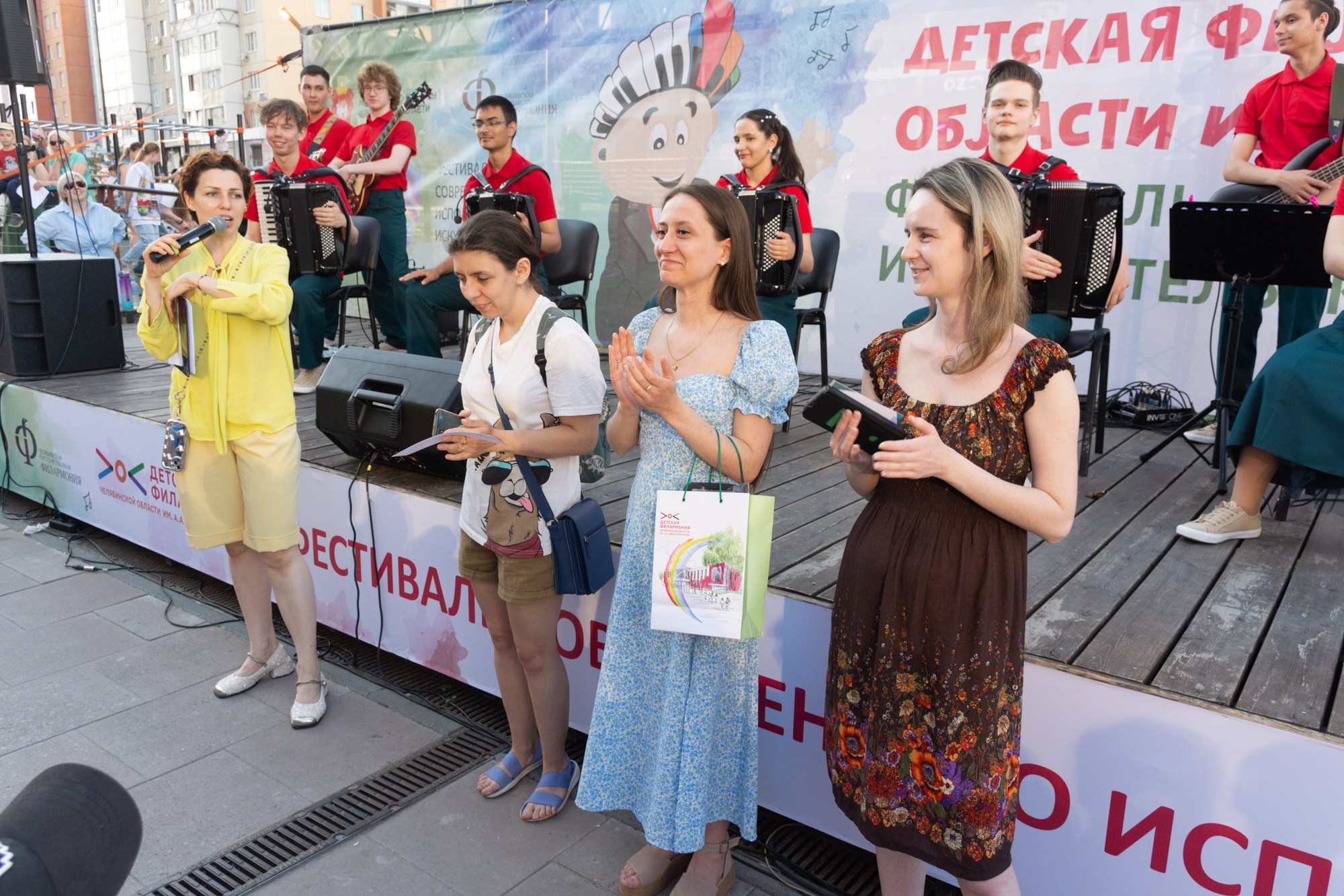 Фестиваль современного исполнительского искусства (Сквер Академ Риверсайд). Фотограф Максим Буряк