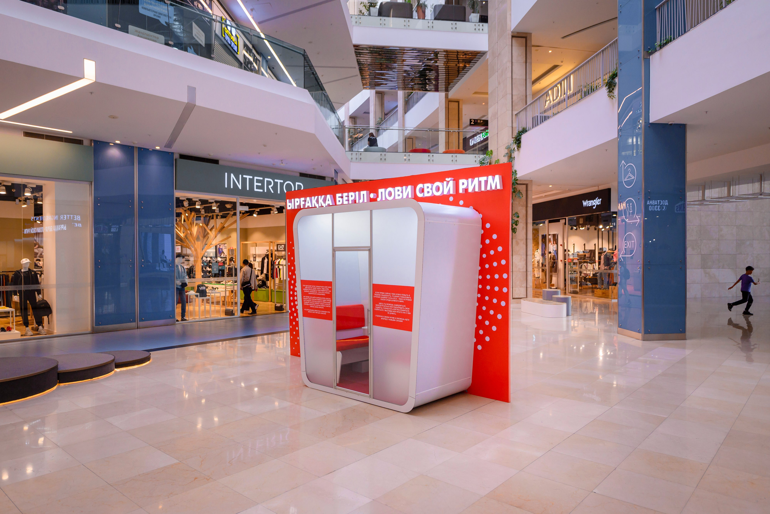 Инсталляция Coca-Cola в ТЦ Fоrum. Интерьерный и репортажный фотограф в Алматы