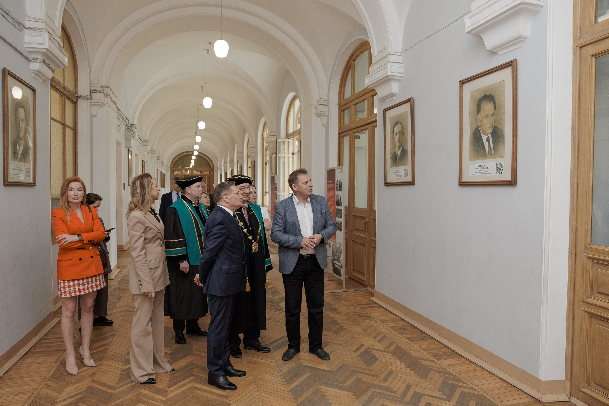 Вручение мантии Алексею Лихачёву. Cup of Bib