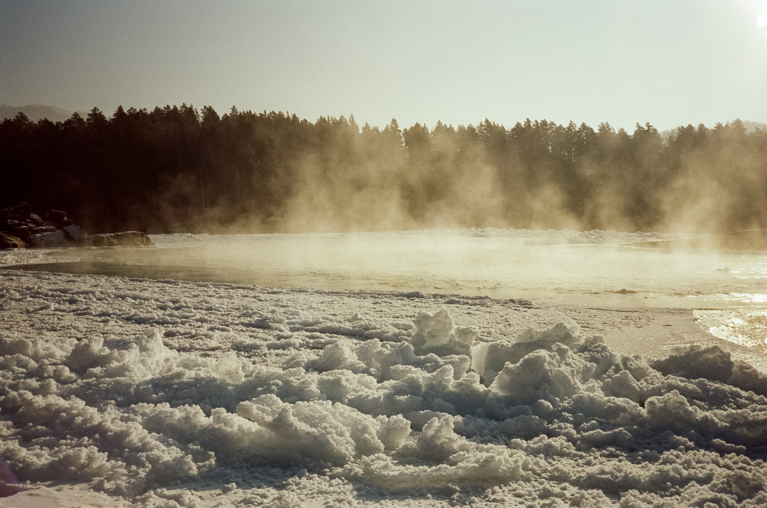 База Берель: лес, скалы, пляж, снег и лед, солнце и пар на Катуни. Фотограф-документалист Мария Осокина