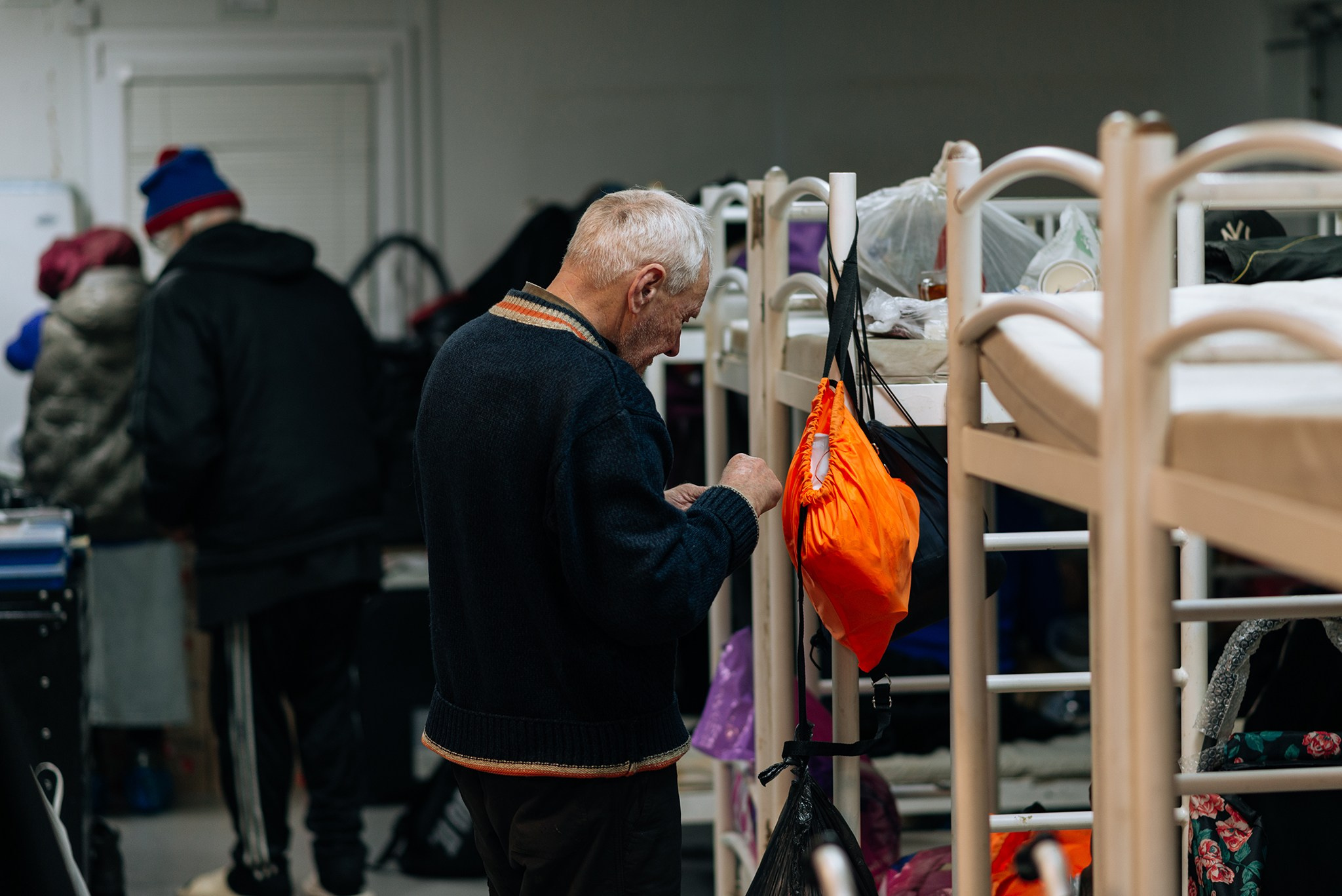 Выдача подарков в Пункте обогрева и Ночном приюте. Репортажный фотограф в Санкт-Петербурге Анастасия Клёпова