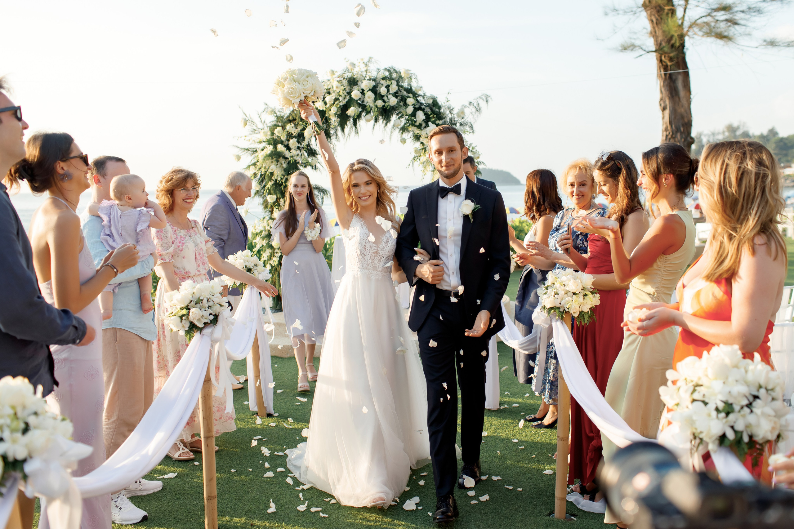 воздушные лепестки взлетают над парой