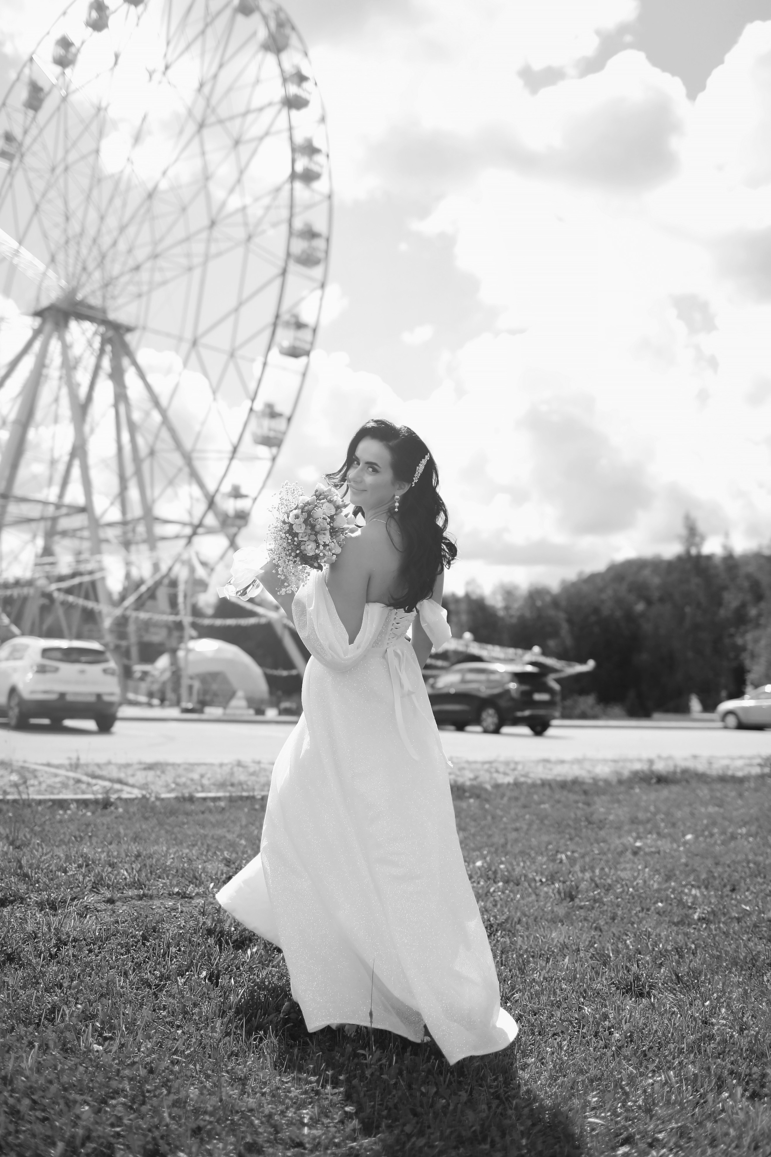 Съемка пары Марии и Ильи, гуляющих по городу. Свадебный и репортажный фотограф в Ярославле и Санкт-Петербурге Роман Микрюков