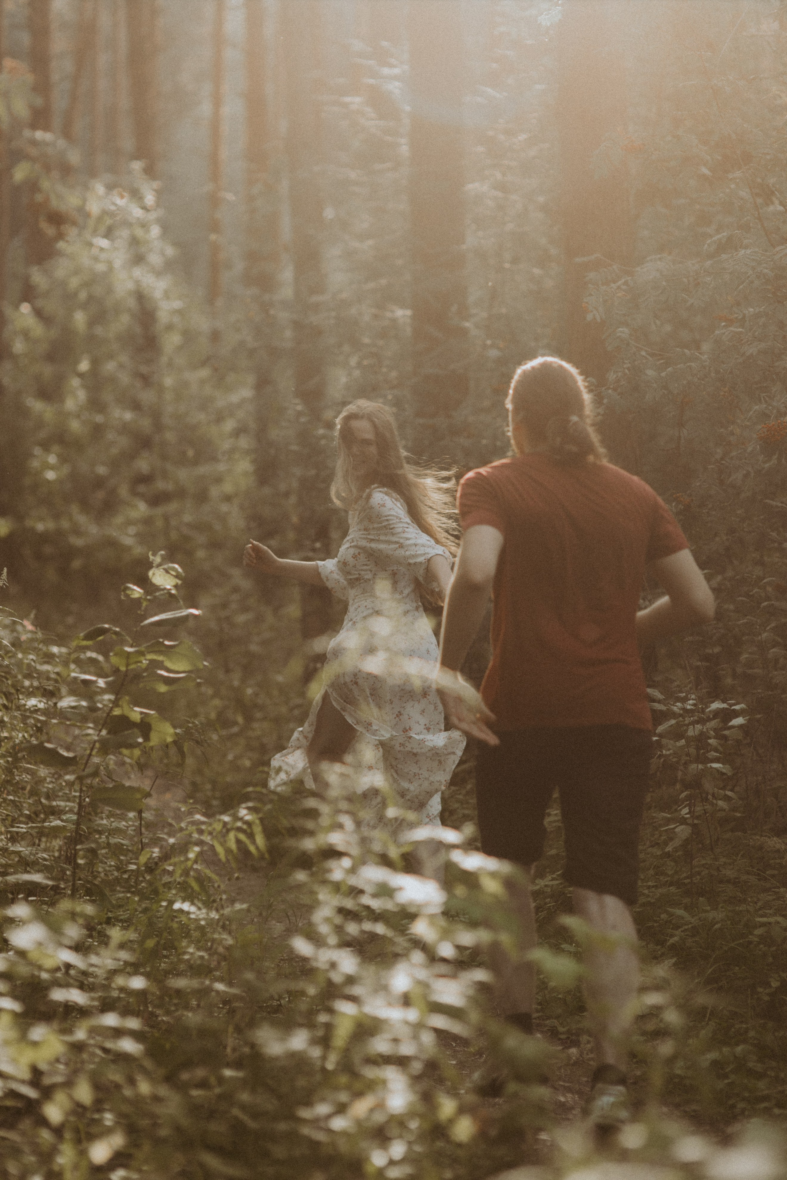 Атмосферная съемка Маши и Лёши в лесу наедине с природой. Свадебный и репортажный фотограф в Ярославле и Санкт-Петербурге Роман Микрюков