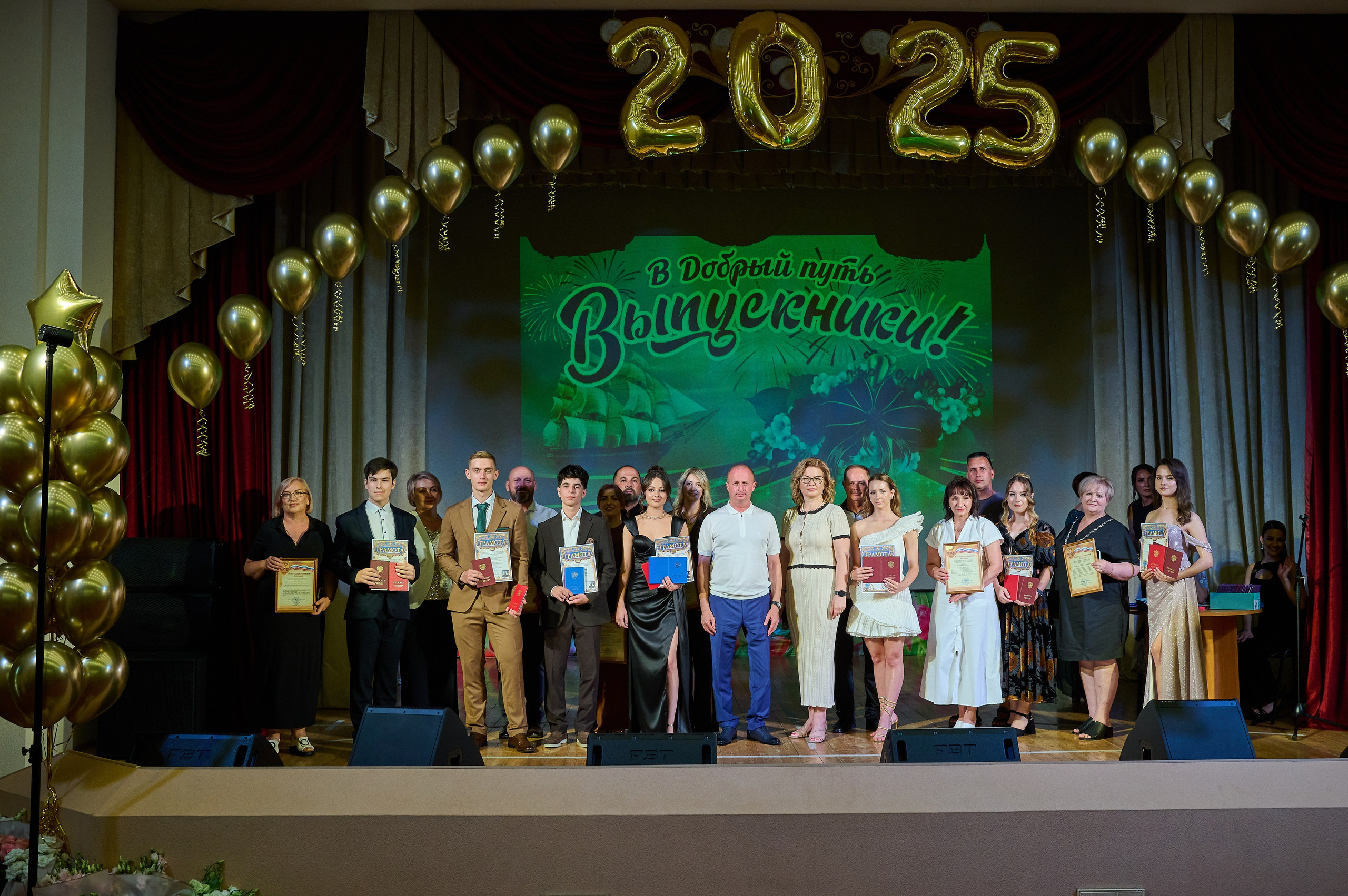 Вручение 11 классы. Жизнь курорта Кабардинка в фотографиях