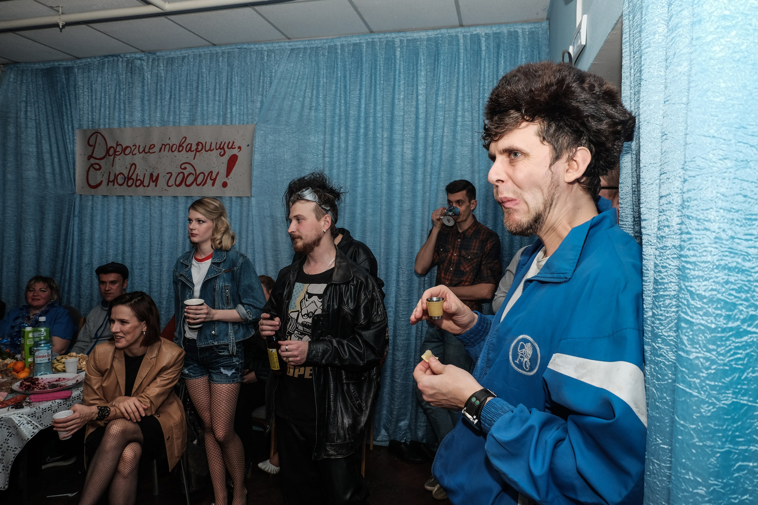 ТЕАТРАЛЬНЫЙ КОРПОРАТИВ В СТИЛЕ 90-Х. Фотограф в Алматы Артемий Матюнин