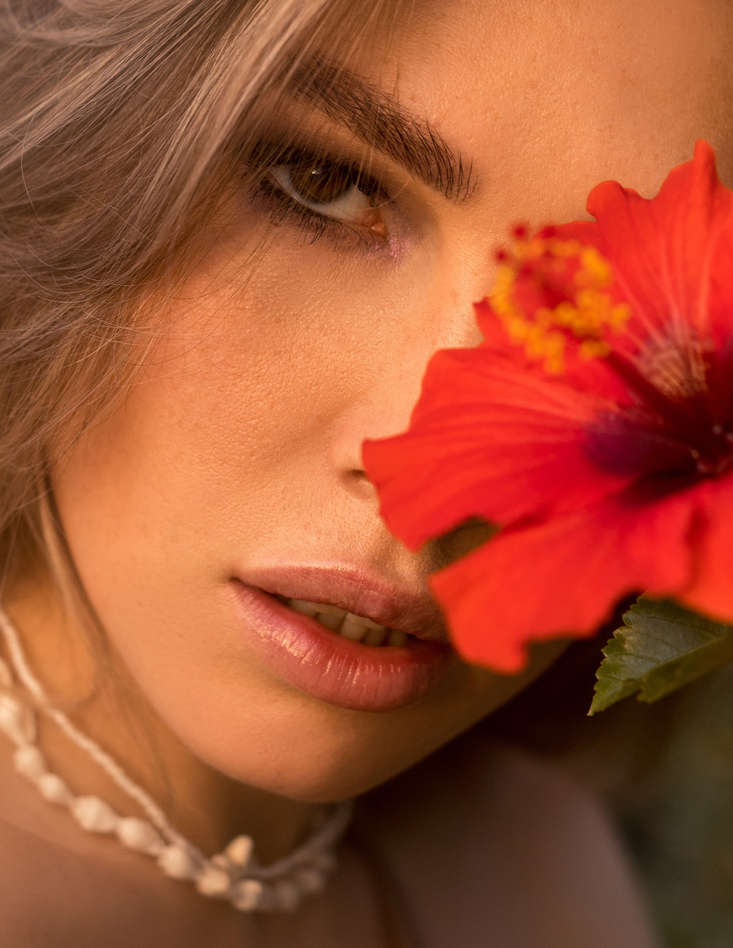 съёмка в ботаническом саду иркутска женский портрет красный цветок киноэффект