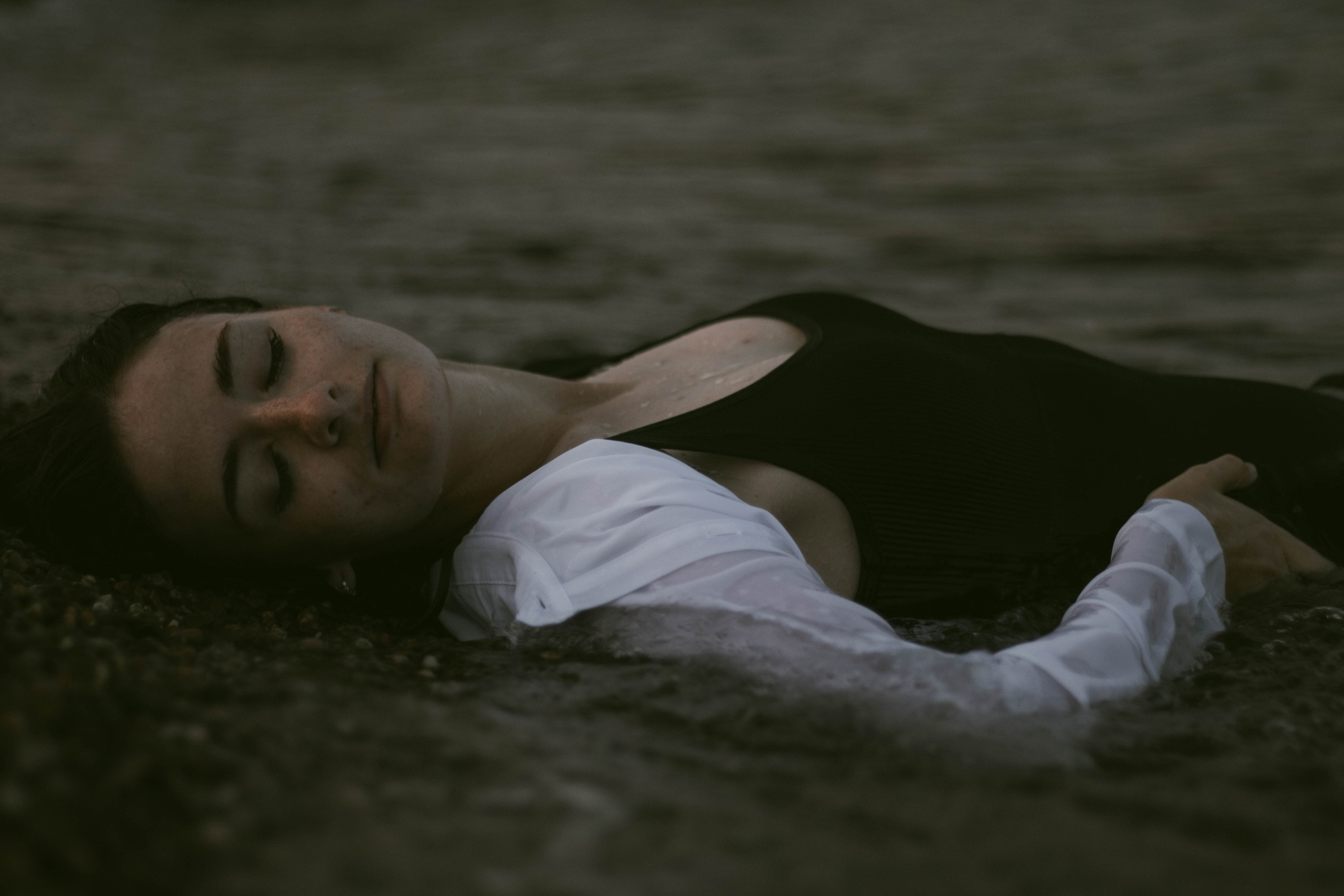 «Невесомость волн: девушка и море». Уличный фотограф Города N