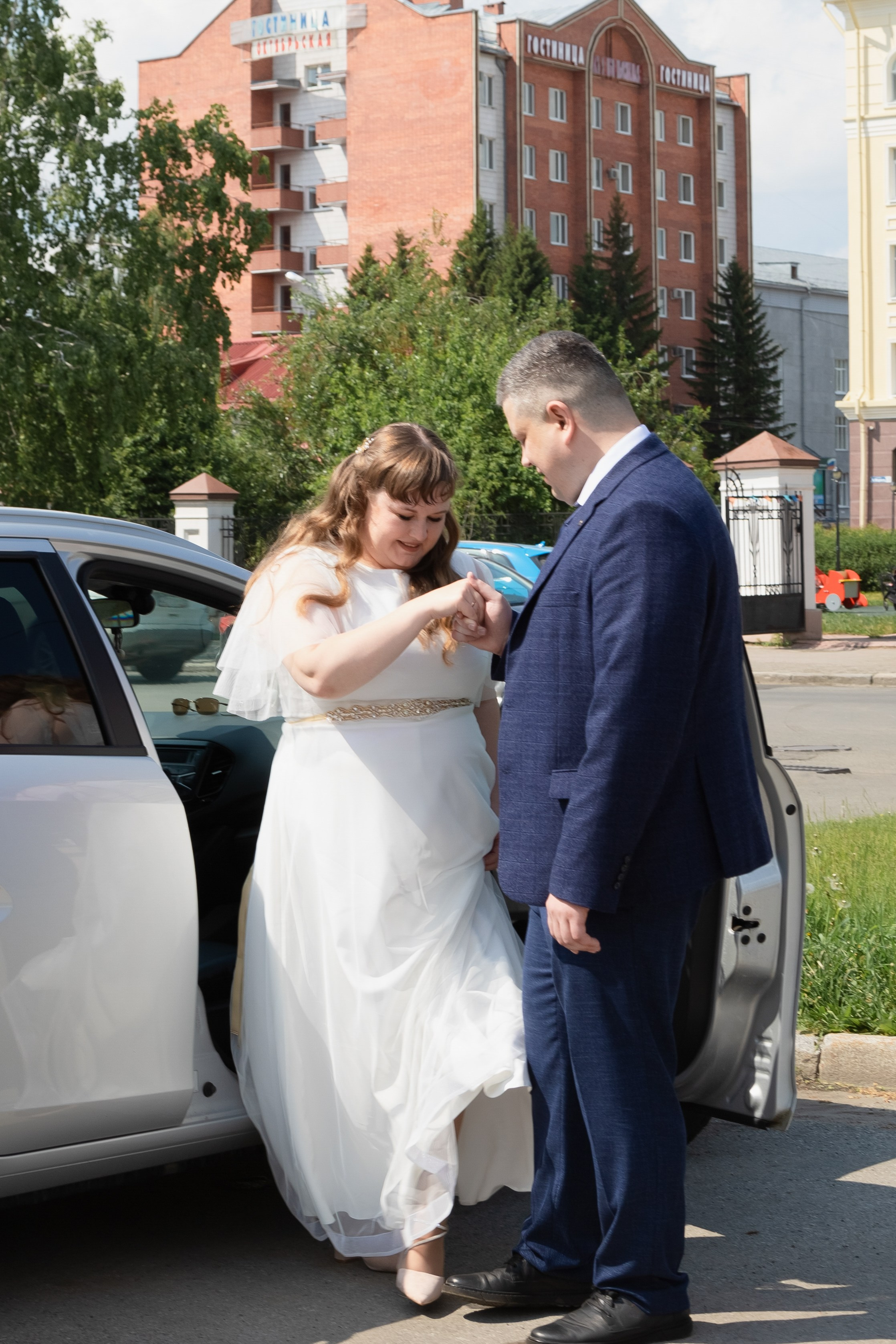 Прогулка в сирени после ЗАГСа Томск (Р. Люксембург). Фотограф в Томске Евгения Гуляева