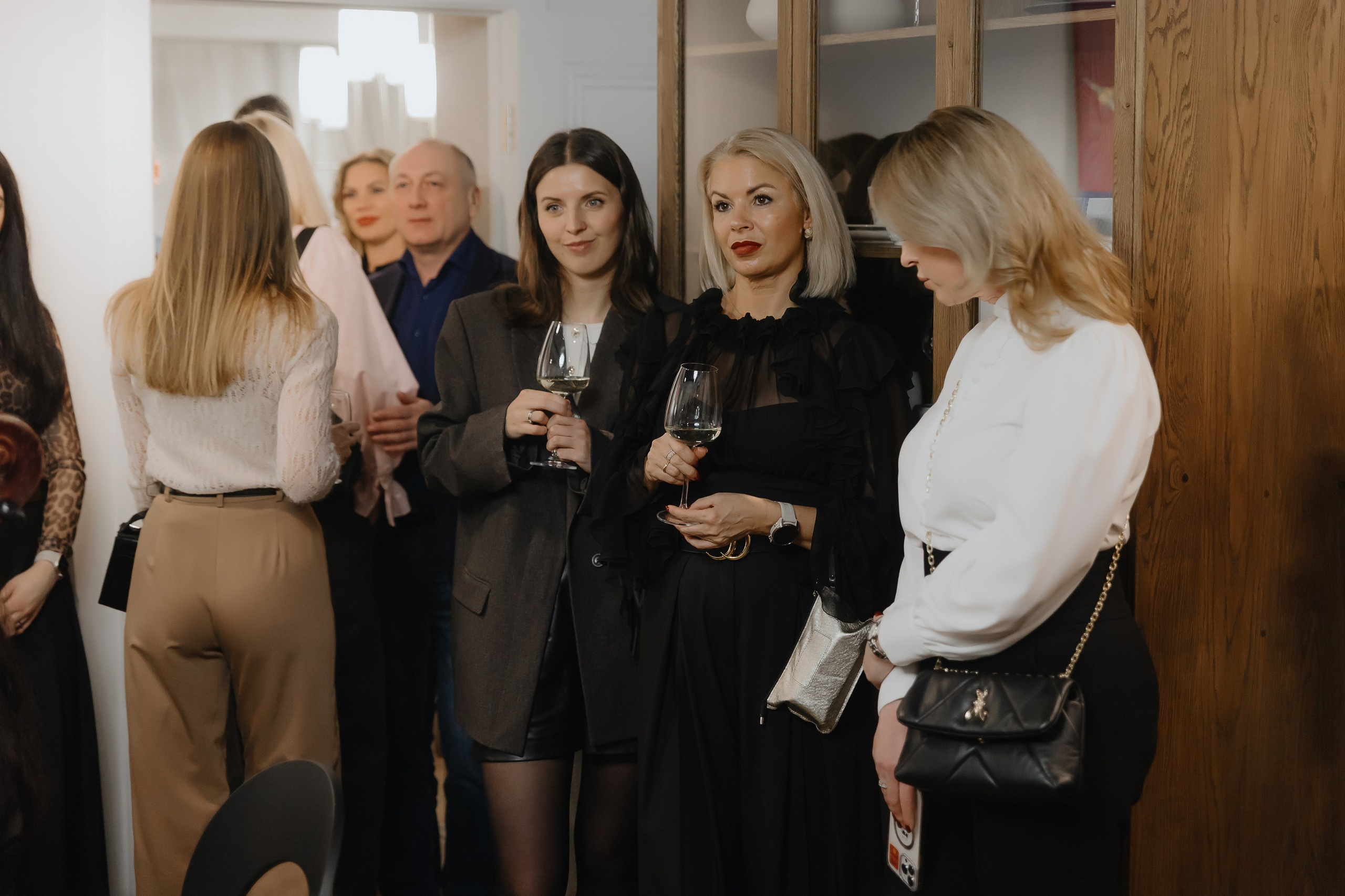 Открытие нового пространства интерьерного салона L. DECO в феврале 2025. L. Deco интерьерный салон. Краски/обои/лепной декор