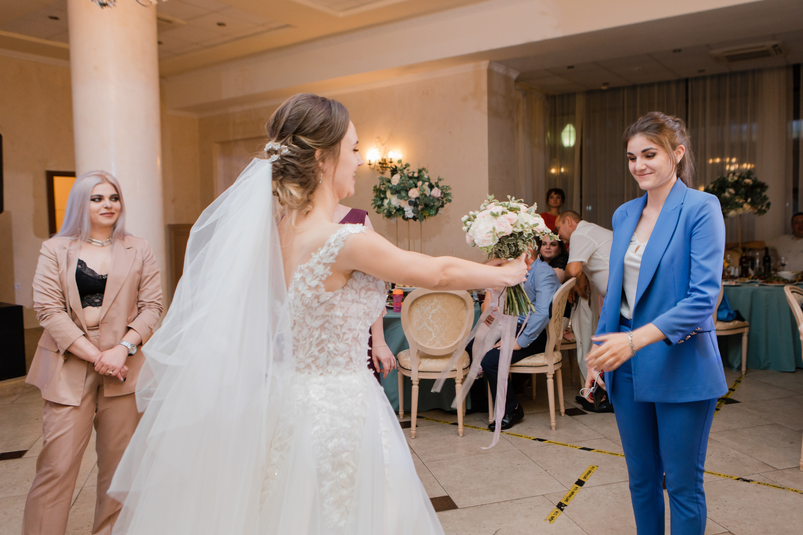 Свадебная фотосъемка Михаила и Ольги. День нашей свадьбы. Видеосъемка и фотосъемка свадеб. Фотограф и оператор на свадьбу. Видеосъемка подкастов, собственная видео-фотостудии. Предметная фотосъемка