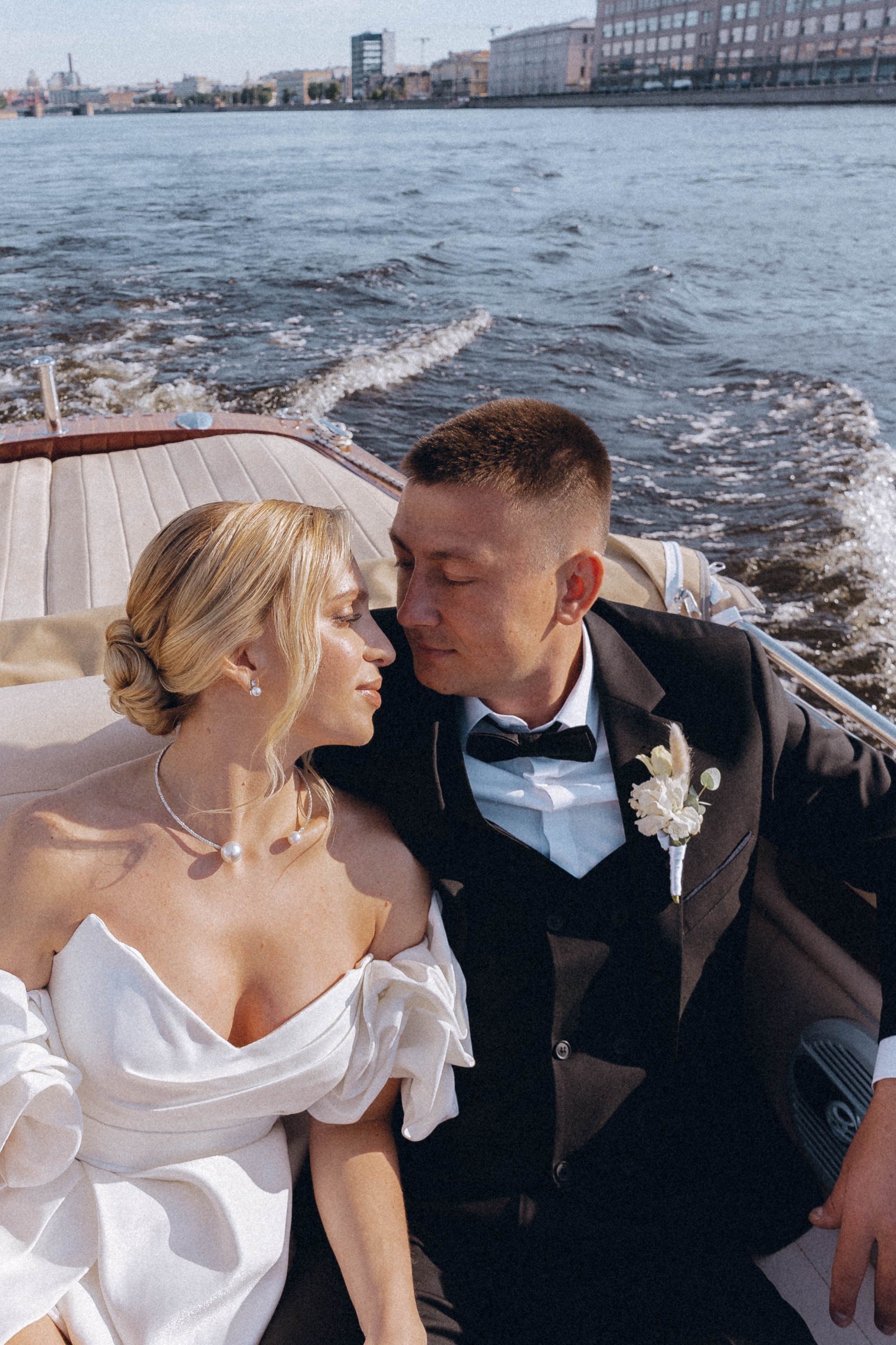 СВАДЕНБНАЯ СЬЕМКА НА КАТЕРЕ ПО КАНАЛАМ САНКТ-ПЕТЕРБУРГА И В АКВАТОРИИ НЕВЫ. Профессиональный фотограф, Санкт-Петербург — Виктория Богомолова