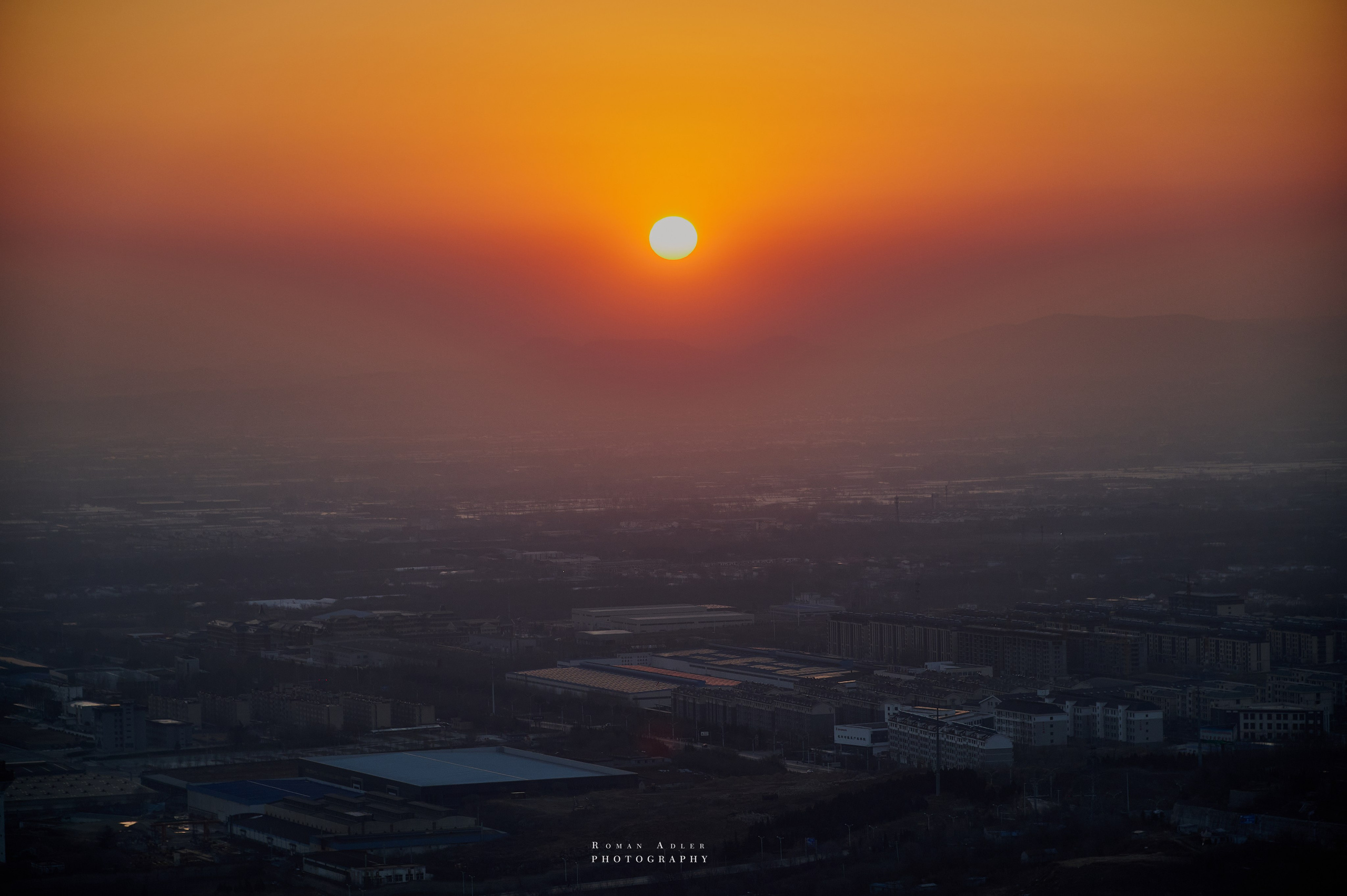 Рассвет на храмовой горе Юнмень. Цинчжоу. Фотограф Роман Адлер