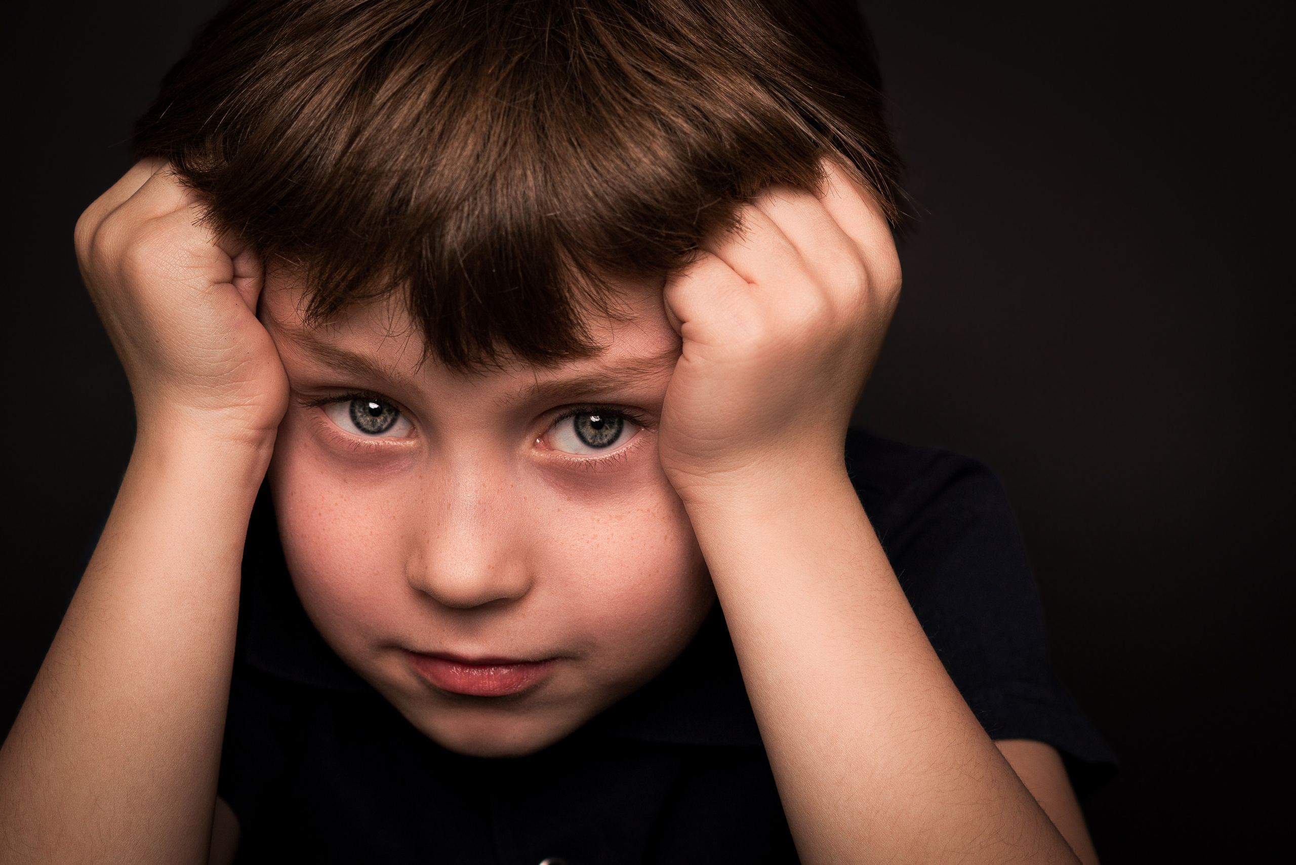 Детский сад, портреты на чёрном фоне. Фотограф Шунова Саша