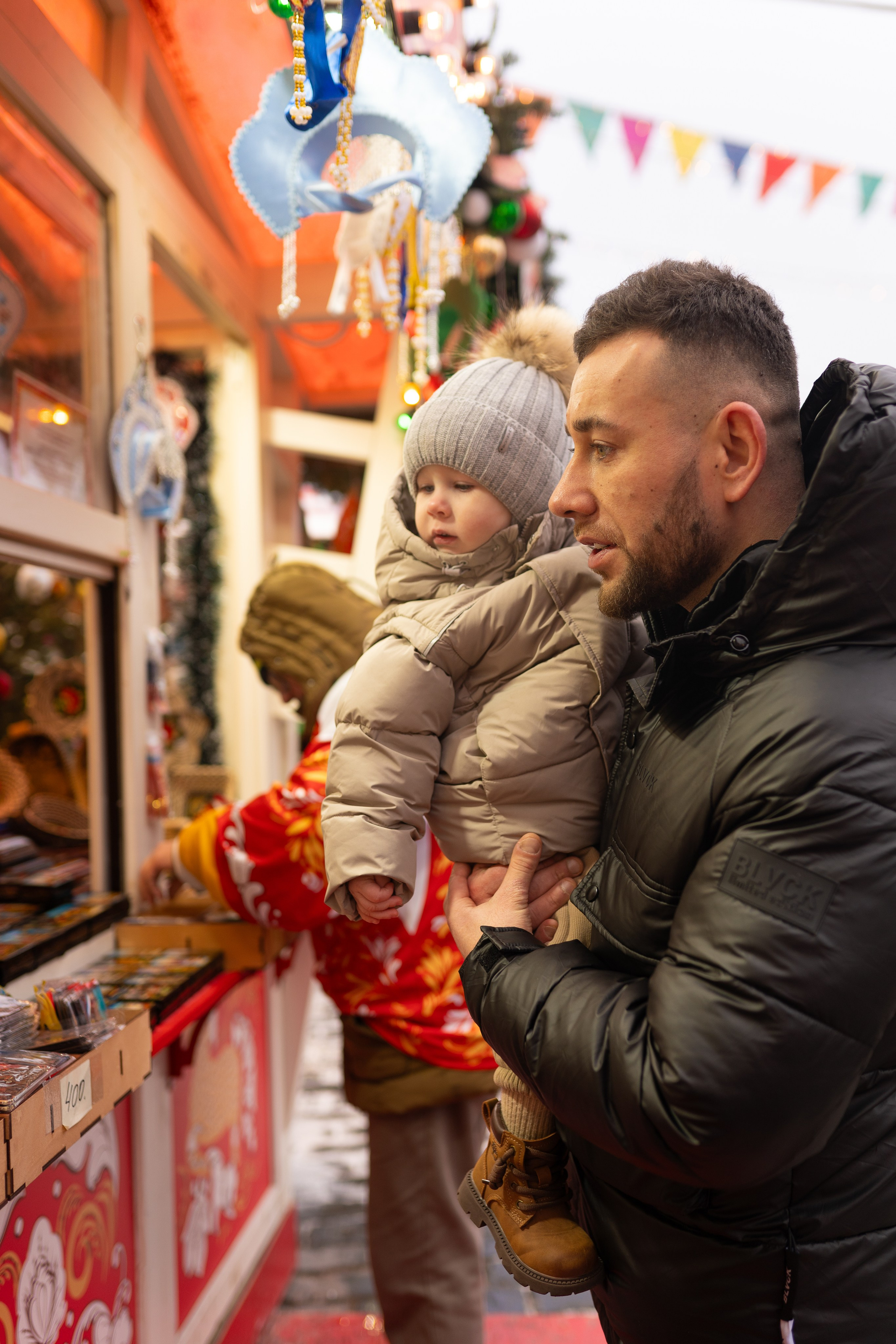 Павел, Егор и Наталия на ГУМ Ярмарке. Свадебный фотограф в Москве Анна Полушина