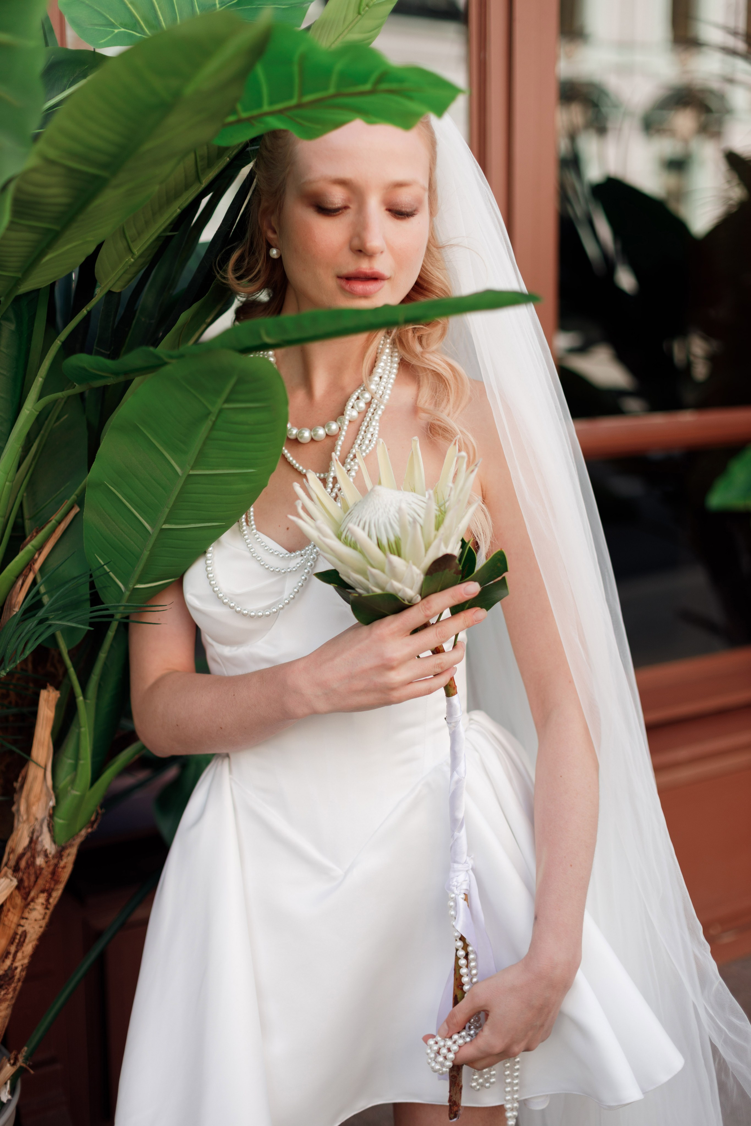 Свадебная фотосессия с автомобилем в центре Москвы, фотограф свадьбам Москва