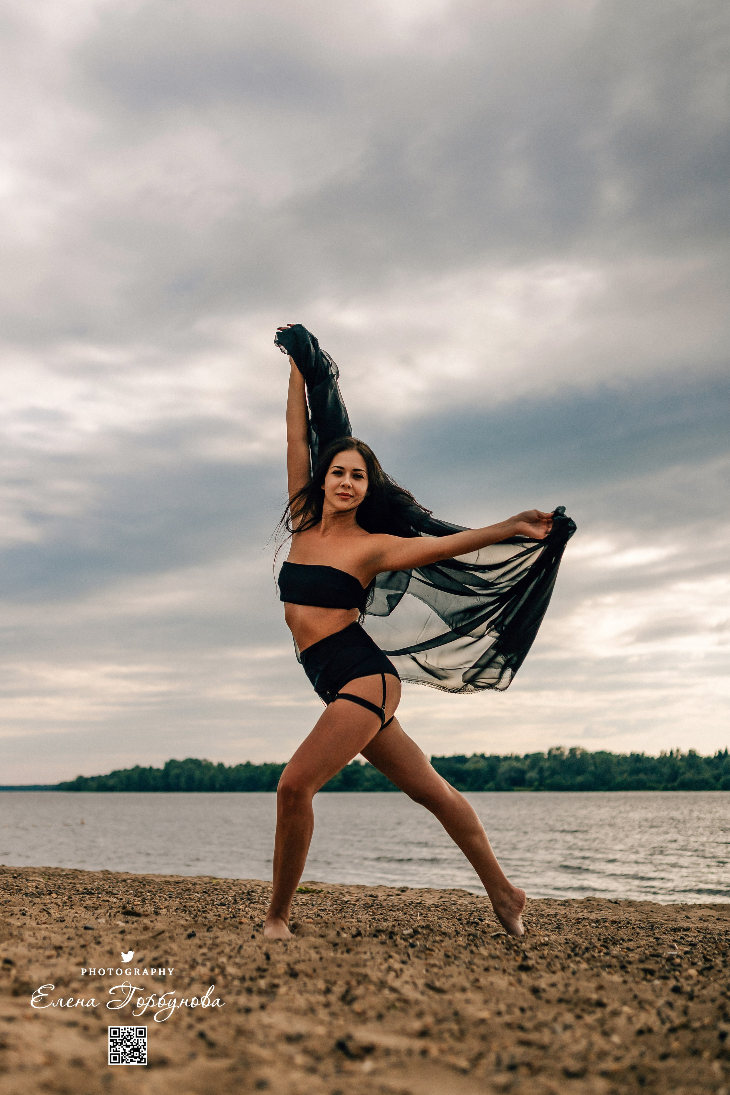 Черная серия с тканью. Набережная. Александра и Таисия. Июль 2025 г. Фотограф Пермь. Свадьбы. Семья и дети, школа, д. сад. Фотокниги