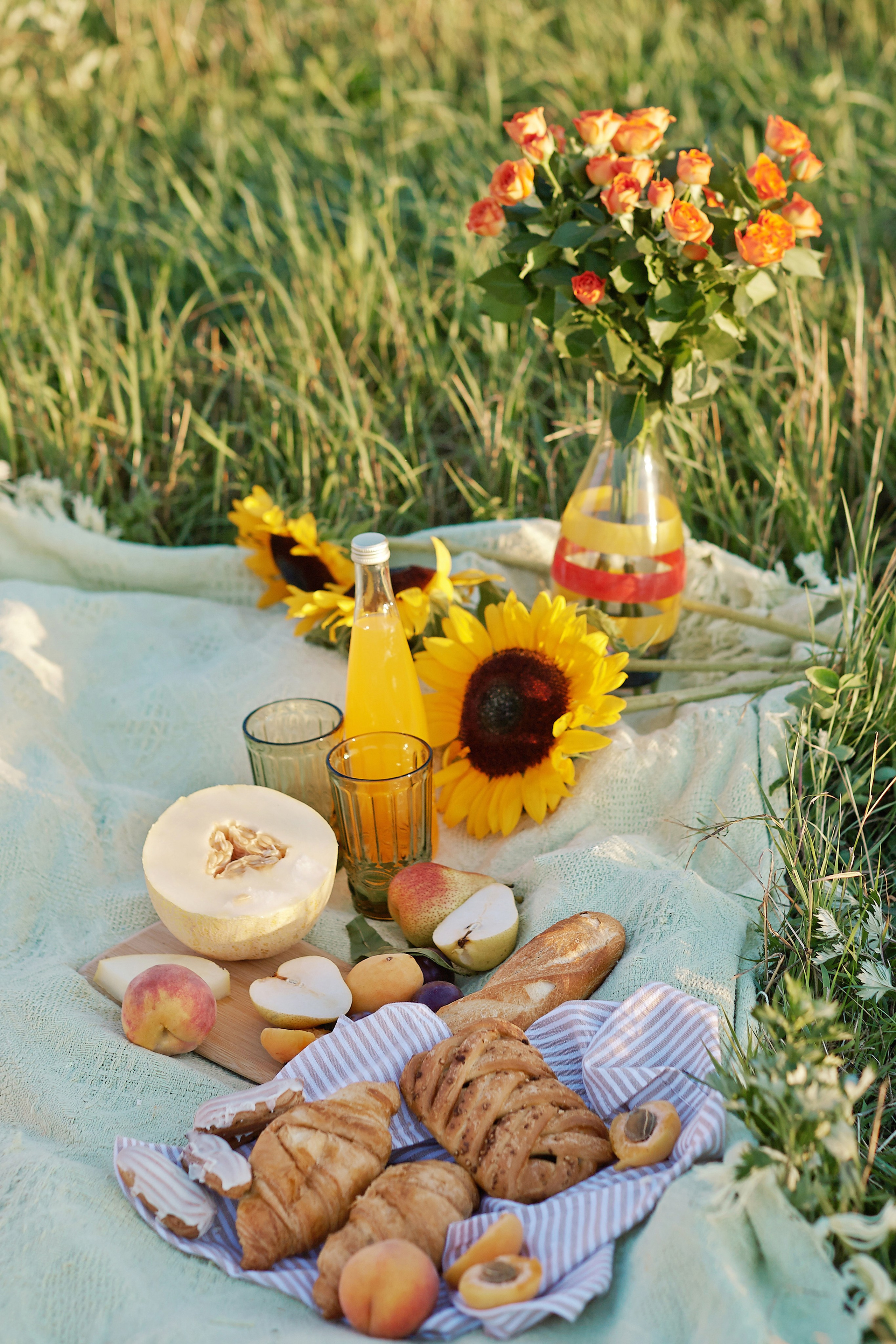 натюрморт с подсолнухами, дыней и абрикосами