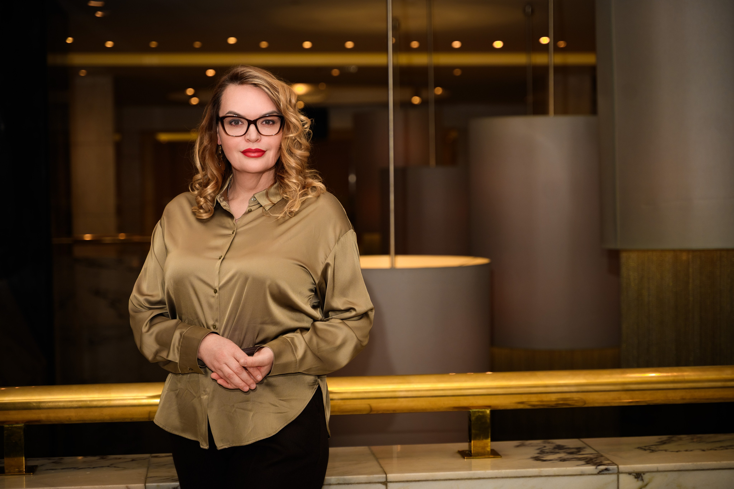 Профессиональная женская деловая фотосессия в интерьере. 5000 рублей. +79119212215 Алексей.