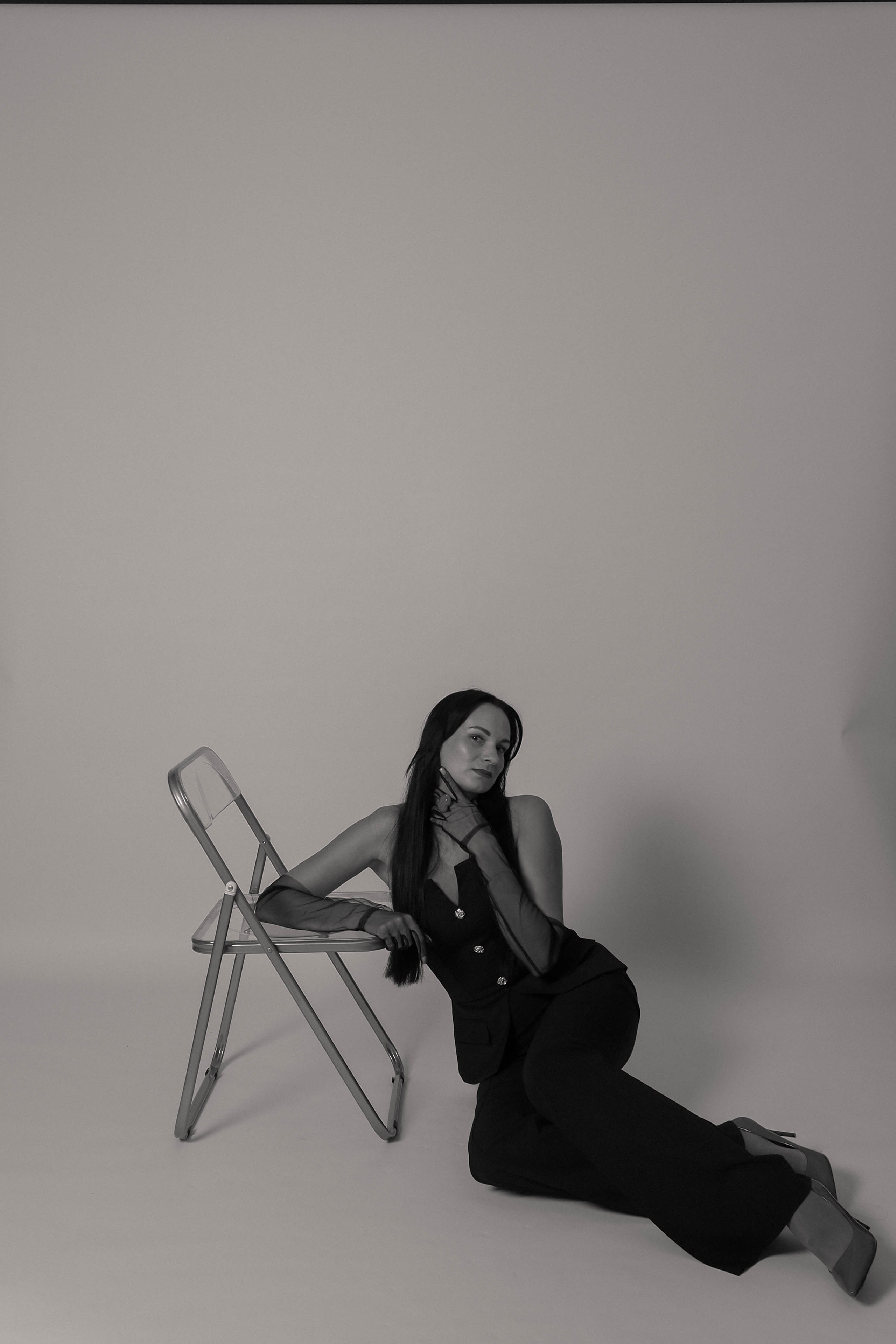 Белый фон ЧБ. Фотостудия без фотографа в Мозыре «Селфи»