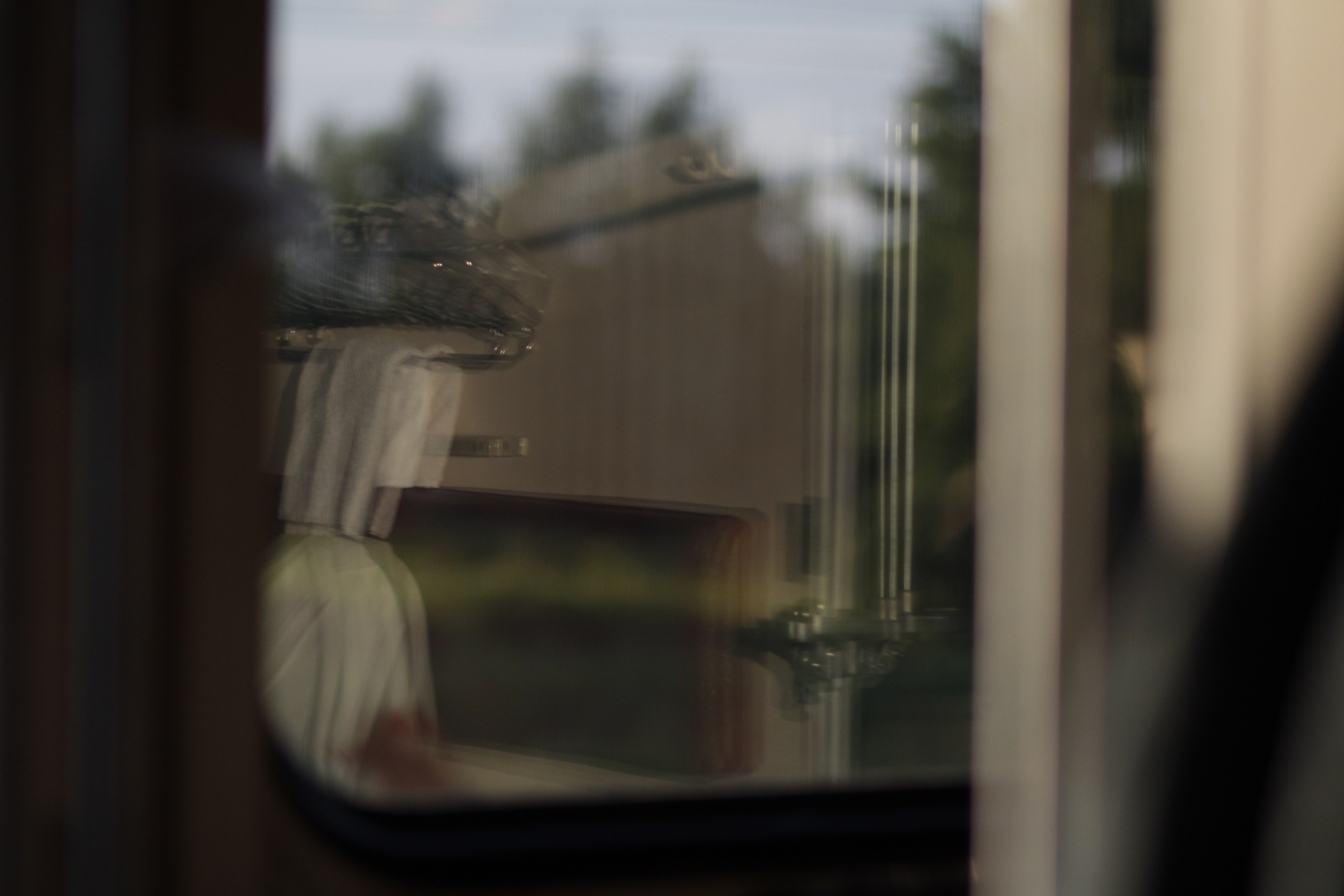 Плацкарт поезд отражение