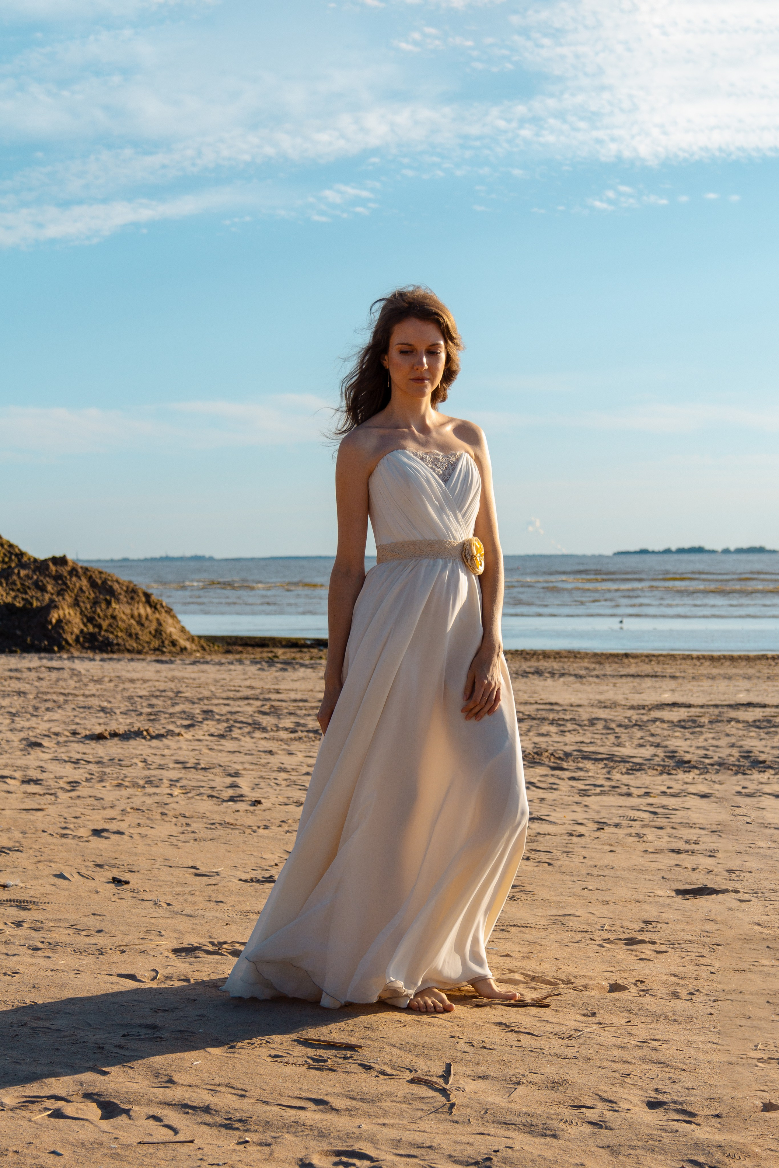 Прекрасная девушка на берегу моря. Девушка в белом воздушном платье. 